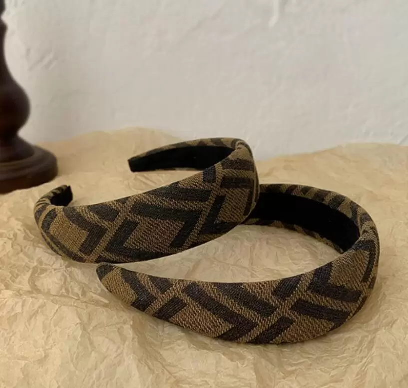 Vintage Brand Designer Letter Printing Headbands for Women Wide-brimmed Thicken Spring HairBands HeadWrap Cloth Fabric Headwear Street Fashion HeadScarf
Vintage Brand Designer Letter Printing Headbands for Women Wide-brimmed Thicken Spring HairBands HeadWrap Cloth Fabric Headwear Street Fashion HeadScarf