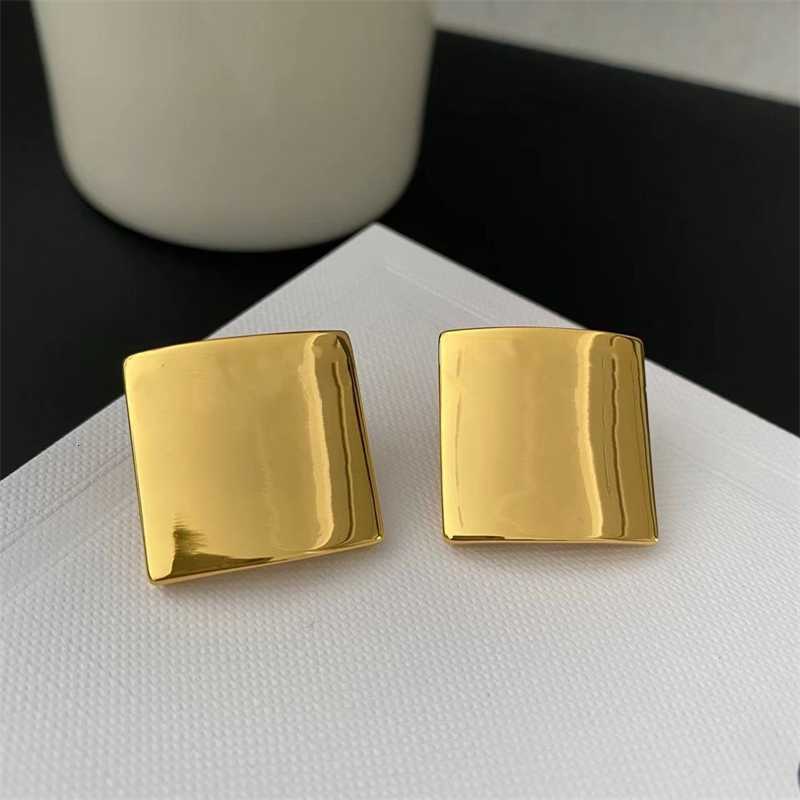 Brand earrings CE French Arc de Triomphe Simple Versatile Gold Block Classic Earrings
Brand earrings CE French Arc de Triomphe Simple Versatile Gold Block Classic Earrings