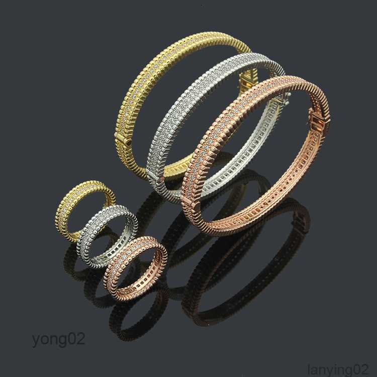 Fashion Designer Womens Bangles Iced Out Stainless Steel Bracelets Four-leaf Clover Bracelet Jewelry
Fashion Designer Womens Bangles Iced Out Stainless Steel Bracelets Four-leaf Clover Bracelet Jewelry