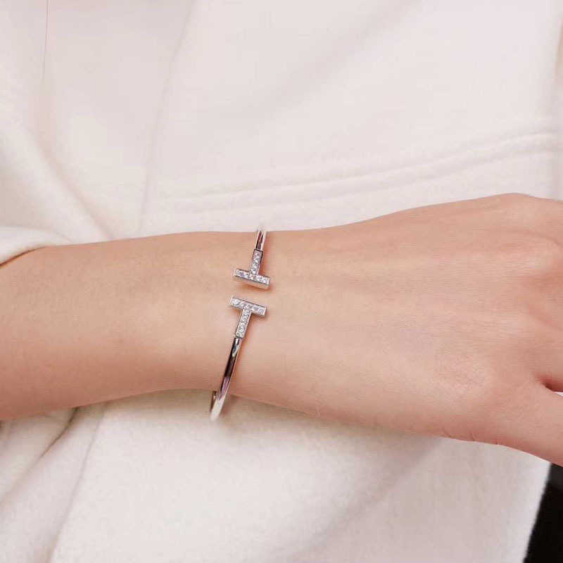 Factory designer bangle Benchmarking925 Sterling Silver Double T Open Bracelet T-Shaped Diamond Set T-Family Rose Gold Jewelry Popular Versatile TNT4
Factory designer bangle Benchmarking925 Sterling Silver Double T Open Bracelet T-Shaped Diamond Set T-Family Rose Gold Jewelry Popular Versatile TNT4
