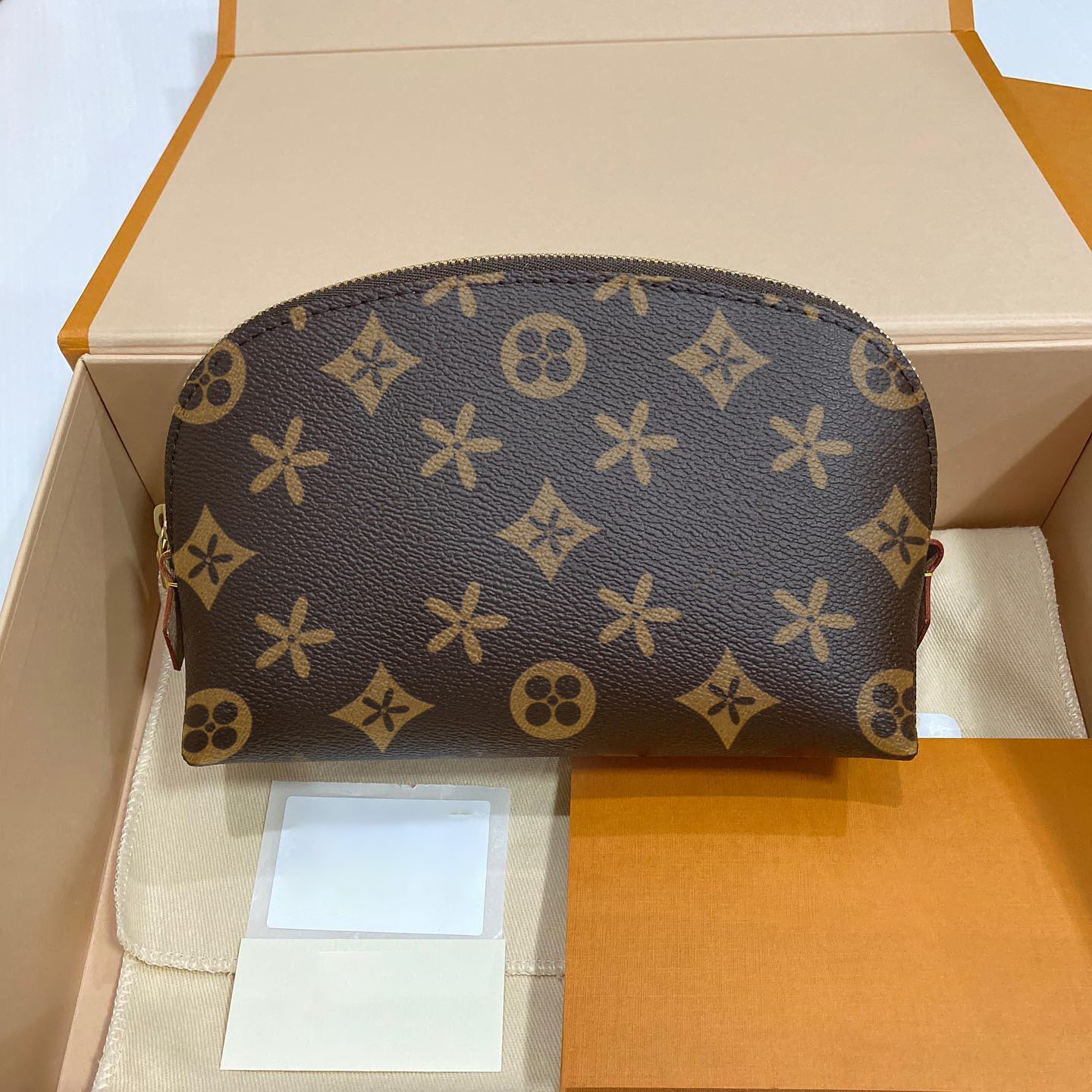 Clutch Cosmetic M47515 make up bags luxury Designer Classical pattern Genuine leather Women Men tote Pochette cross body travel makeup bag purse shoulder wash pouch, Mon0gram
Clutch Cosmetic M47515 make up bags luxury Designer Classical pattern Genuine leather Women Men tote Pochette cross body travel makeup bag purse shoulder wash pouch, Mon0gram
