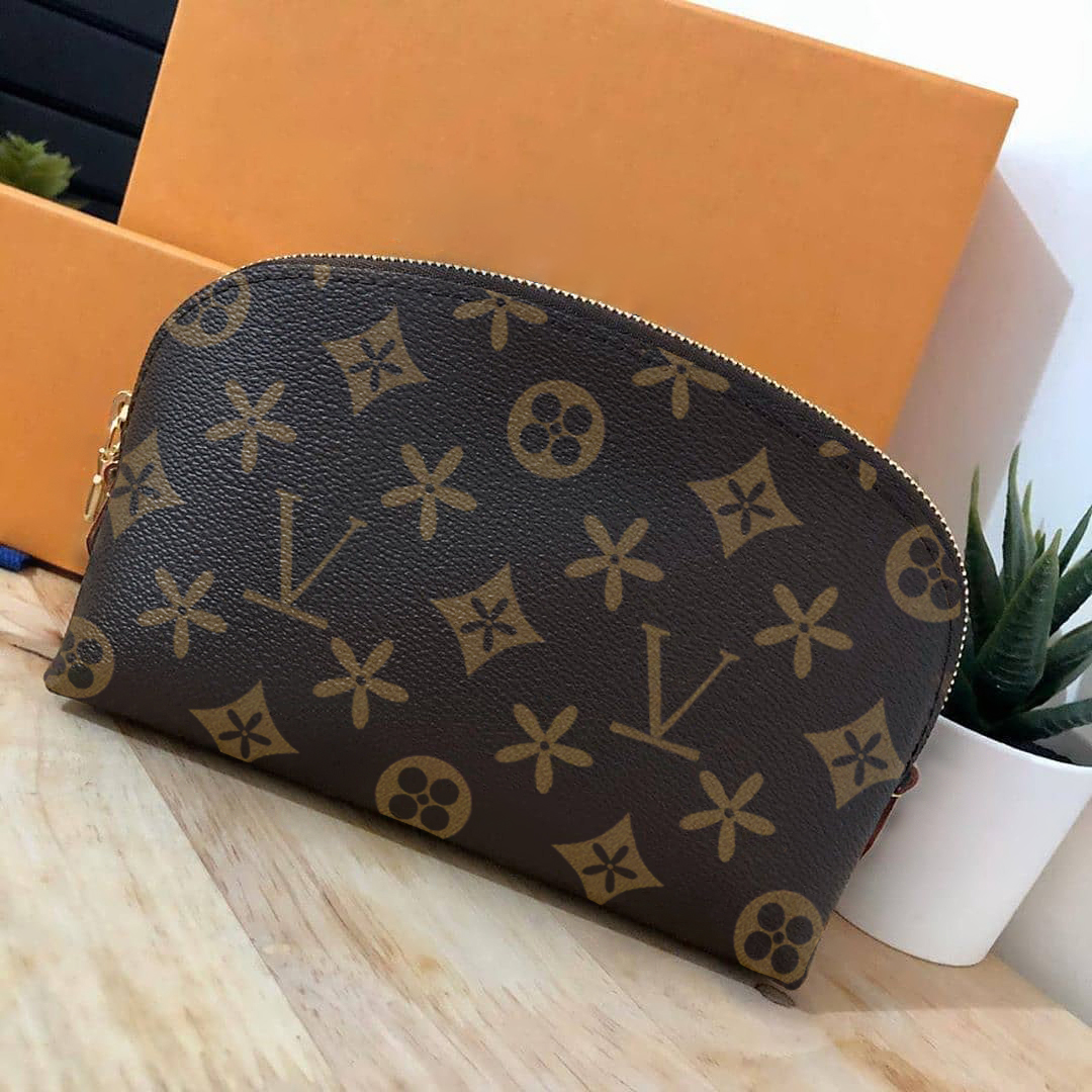 Cosmetic M47515 make up bags luxury Designer Classical pattern Genuine leather Womens Mens totes Pochette clutch baby travel makeup bag purse shoulder wash pouch, Damire azur 
Cosmetic M47515 make up bags luxury Designer Classical pattern Genuine leather Womens Mens totes Pochette clutch baby travel makeup bag purse shoulder wash pouch, Damire azur