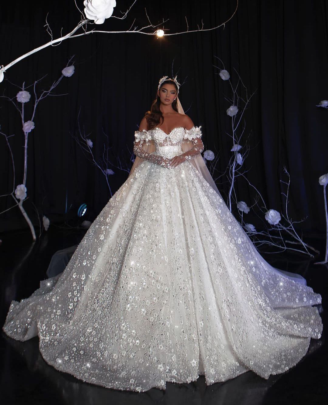 Luxury Ball Gown Wedding Dresses Long Sleeves V Neck Sequins Appliques Ruffles 3D Lace Flowers Bridal Gowns Lace-up Formal Dress Plus Size Custom Made