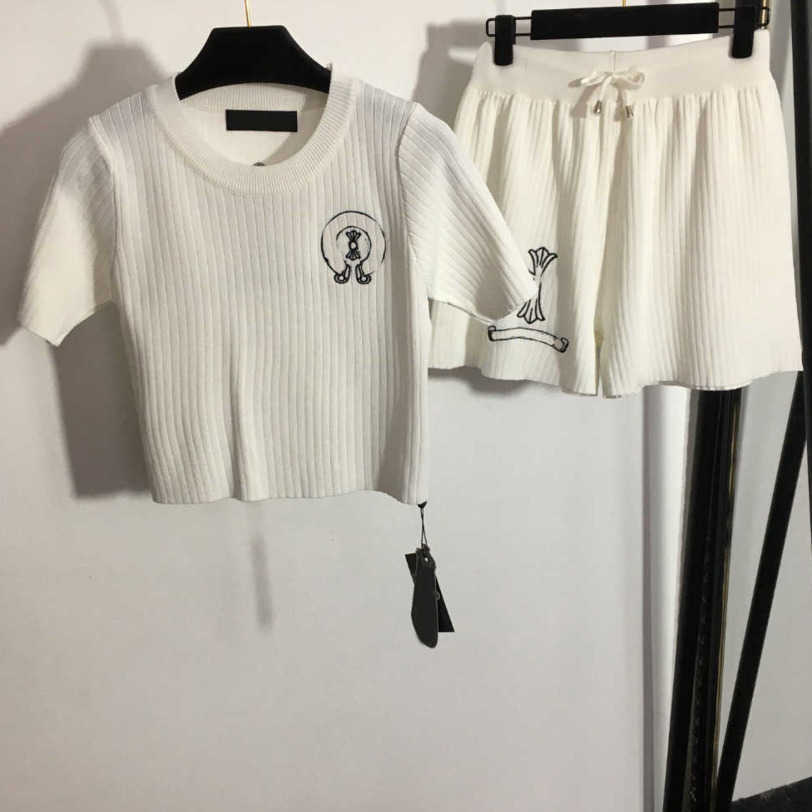23ss womens designer brand New knitted suit Embroidered short sleeve T-shirt Elastic-waisted casual shorts set High quality women clothing a1, Black
23ss womens designer brand New knitted suit Embroidered short sleeve T-shirt Elastic-waisted casual shorts set High quality women clothing a1, Black