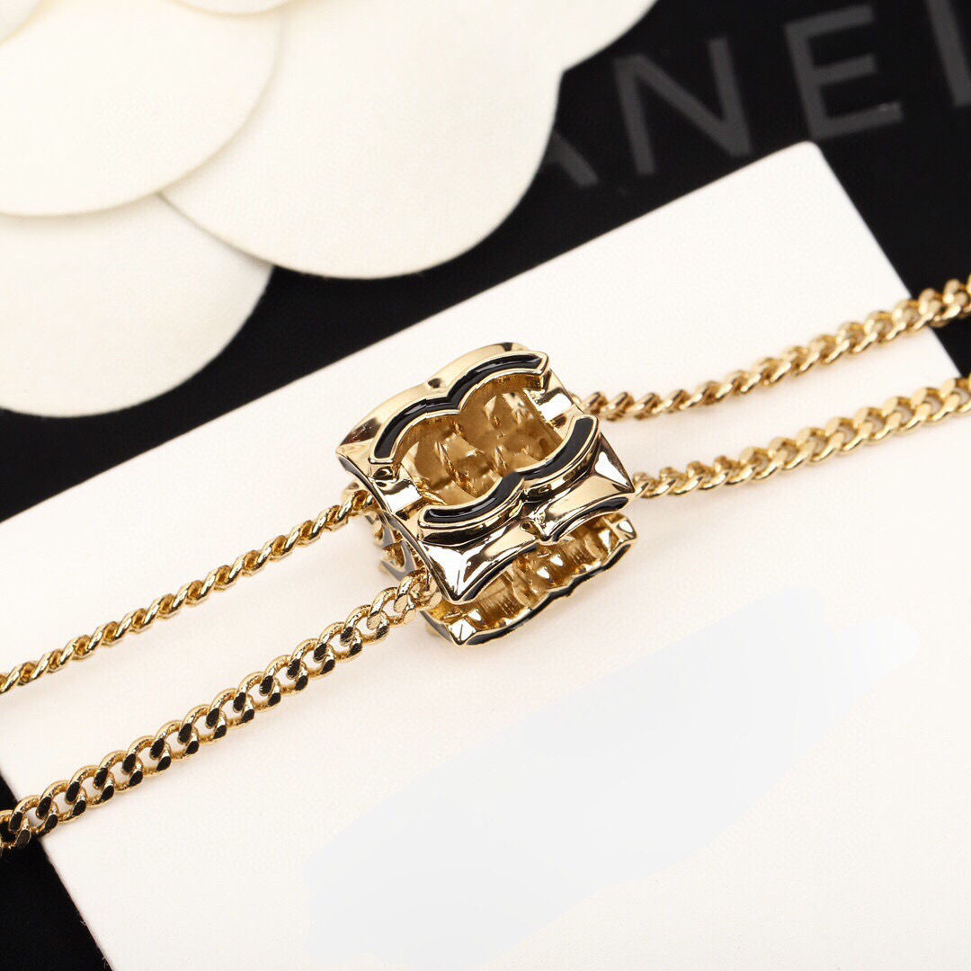 Designer Necklaces Cuban Choker Necklace Collares Punk Vintage Chunky Thick Link Chain for Women New Year Jewelry Accessories double letter 
Designer Necklaces Cuban Choker Necklace Collares Punk Vintage Chunky Thick Link Chain for Women New Year Jewelry Accessories double letter