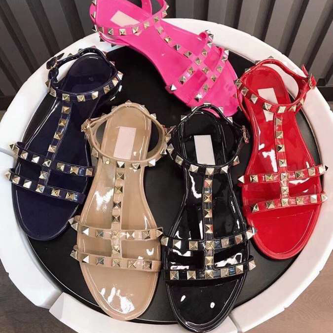 New fashion flat slipper rivet rubber sandal Flip flops with metal studs women summer Platinum finish studs leather beach slide lady elegance designer size 35-40
New fashion flat slipper rivet rubber sandal Flip flops with metal studs women summer Platinum finish studs leather beach slide lady elegance designer size 35-40