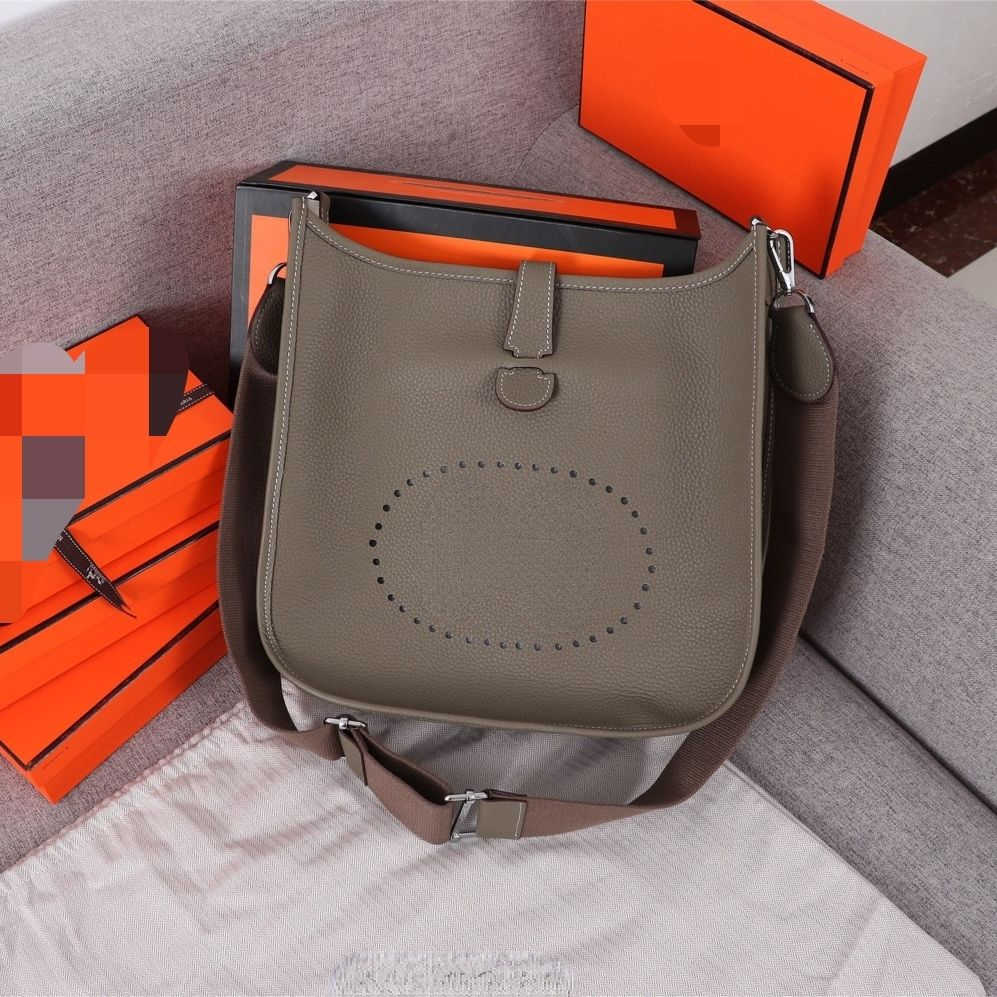 Designer Bag Lychee 2023 Evelynbag Bags Leather Totes Cow Classic Practical Shoulder Genuine for Men Women Large 28cm Ajy4 With Logo 7KW5
Designer Bag Lychee 2023 Evelynbag Bags Leather Totes Cow Classic Practical Shoulder Genuine for Men Women Large 28cm Ajy4 With Logo 7KW5