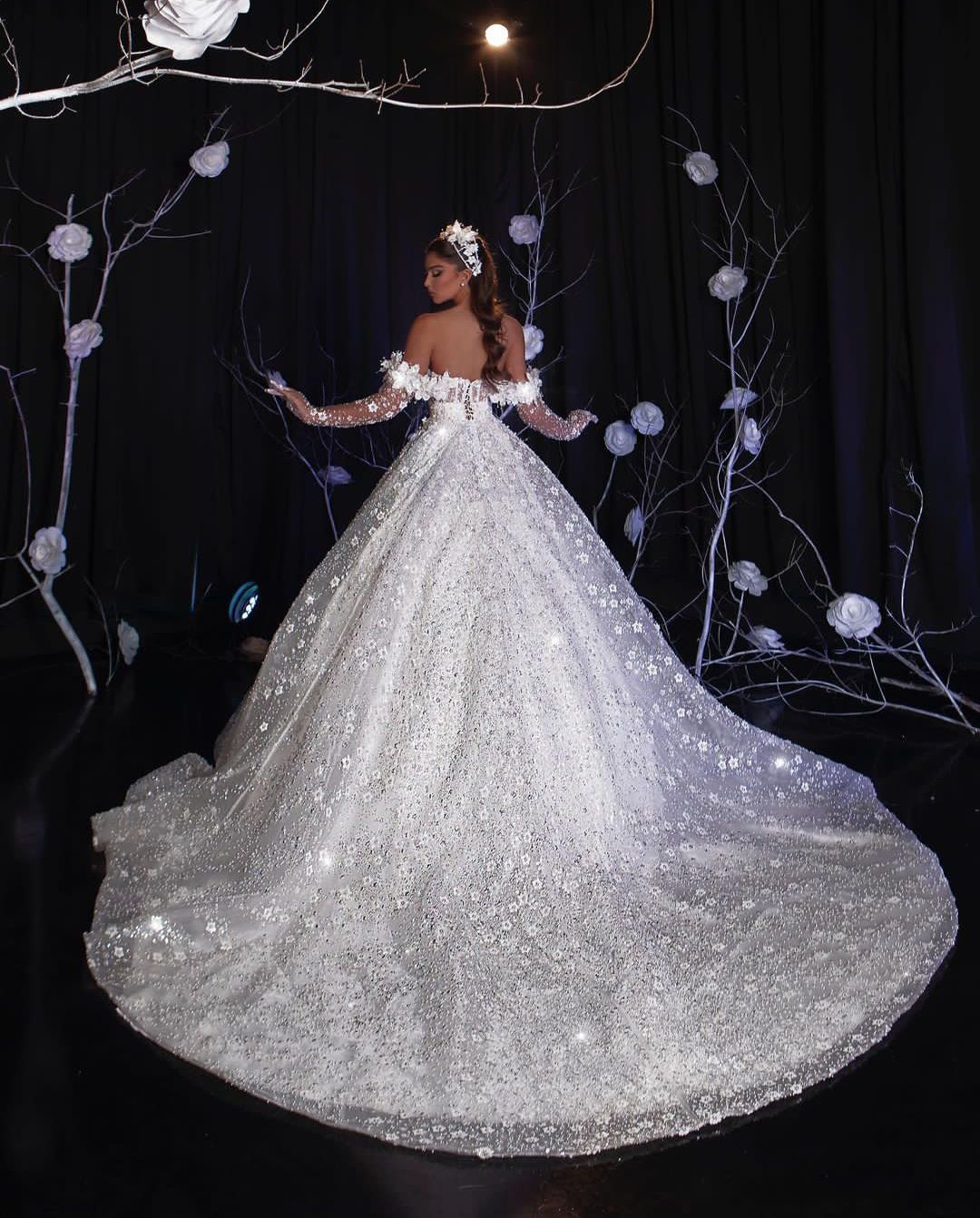 Luxury Ball Gown Wedding Dresses Long Sleeves V Neck Sequins Appliques Ruffles 3D Lace Flowers Bridal Gowns Lace-up Formal Dress Plus Size Custom Made