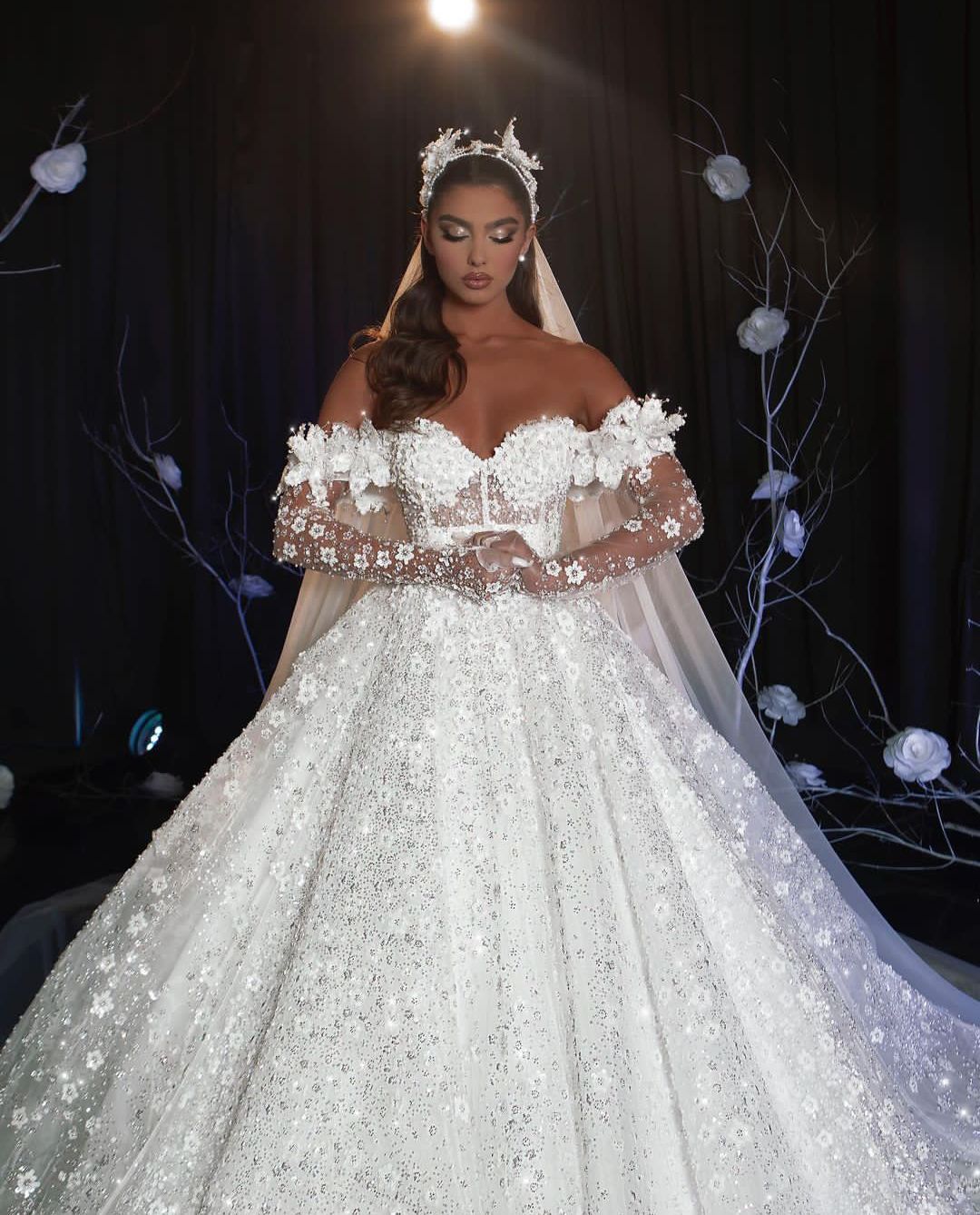 Luxury Ball Gown Wedding Dresses Long Sleeves V Neck Sequins Appliques Ruffles 3D Lace Flowers Bridal Gowns Lace-up Formal Dress Plus Size Custom Made