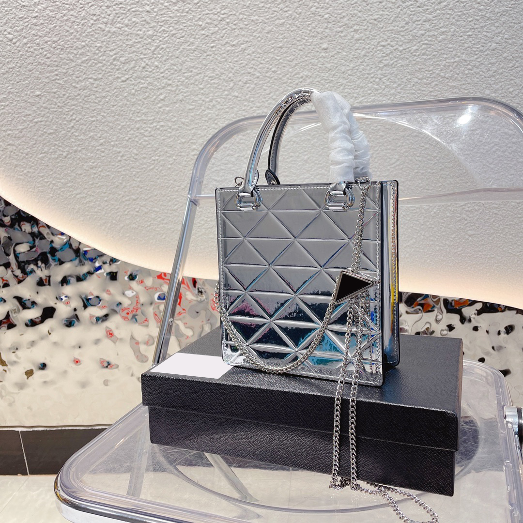 Tote Bag Fashion Metallic Shoulder Bags Silver designer Women Handbags Mini Purses Armpit Bags Shiny patent Leather Chain Crossbody Hobos Underarm Wallet
Tote Bag Fashion Metallic Shoulder Bags Silver designer Women Handbags Mini Purses Armpit Bags Shiny patent Leather Chain Crossbody Hobos Underarm Wallet
