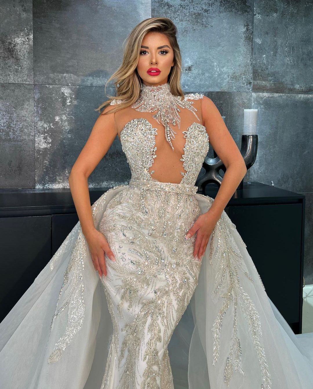 Mermaid Wedding Dresses Sleeveless V Neck Halter Appliques Sparkly Sequins Beaded Detachable Train Floor Length Lace Bridal Gowns Custom Made Abiti Da