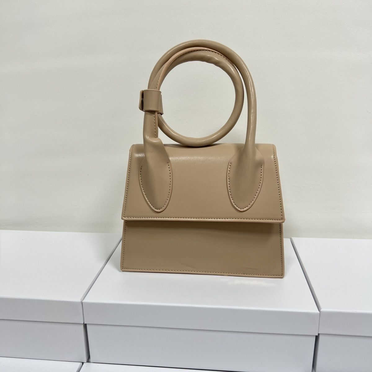 Luxury Designer jacquem Bags Handbags Shoulder Crossbody Bag Tote New Women's Fashion Textured Leather Multifunctional Portable Totebags Factory Direct Sale, Wine red size 24cm
Luxury Designer jacquem Bags Handbags Shoulder Crossbody Bag Tote New Women's Fashion Textured Leather Multifunctional Portable Totebags Factory Direct Sale, Wine red size 24cm