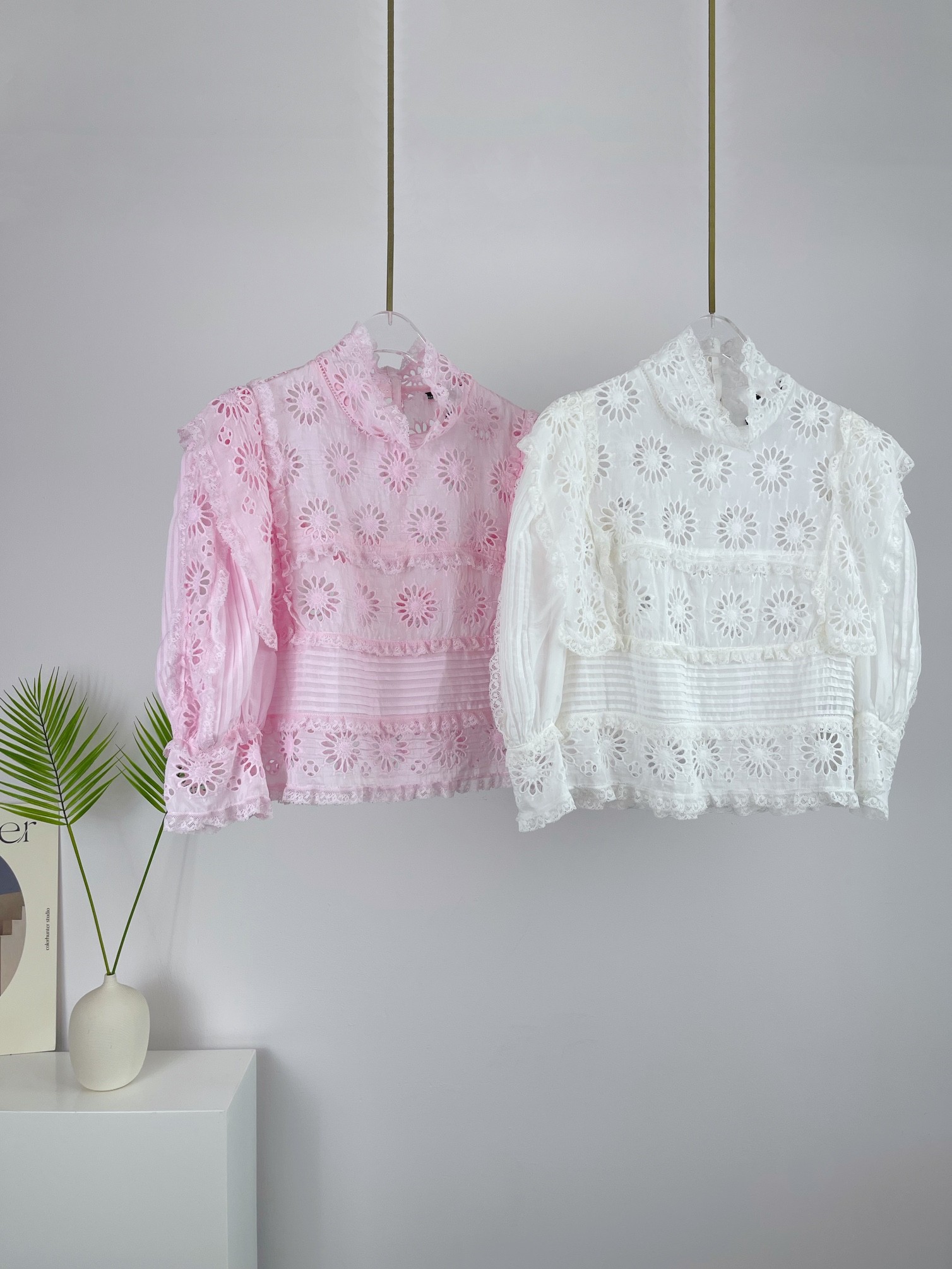 Women' Blouses & Shirts Spring/Summer 2023 New Brand Walk Show Embroidery Series Embroidery Square Neck Hollow Lace Lace Short Top, Ivory
Women' Blouses & Shirts Spring/Summer 2023 New Brand Walk Show Embroidery Series Embroidery Square Neck Hollow Lace Lace Short Top, Ivory