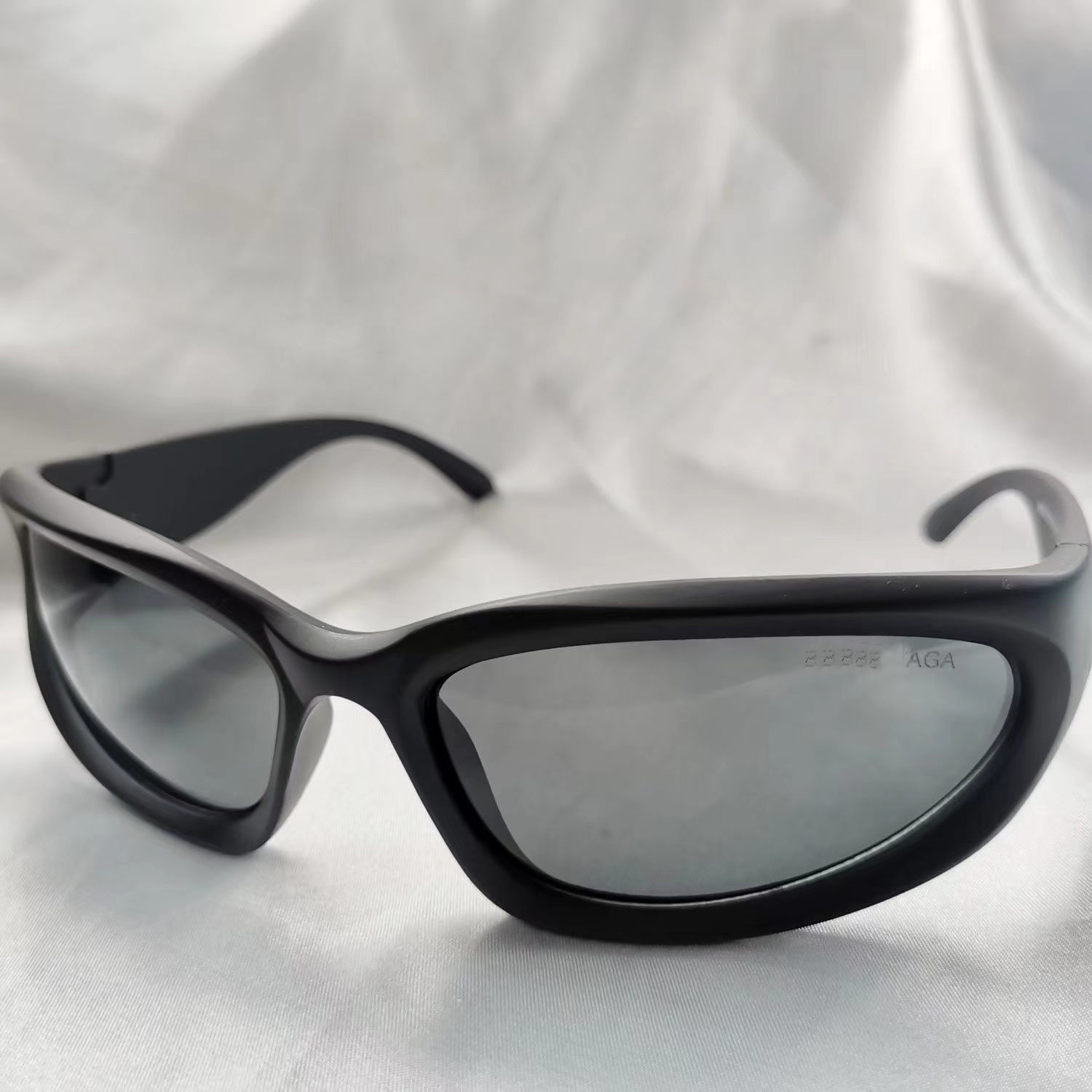 New Fashion Luxury designer sunglasses for men and woman sports Sunglasses personalityp silver Trade Outdoor Glasses
New Fashion Luxury designer sunglasses for men and woman sports Sunglasses personalityp silver Trade Outdoor Glasses