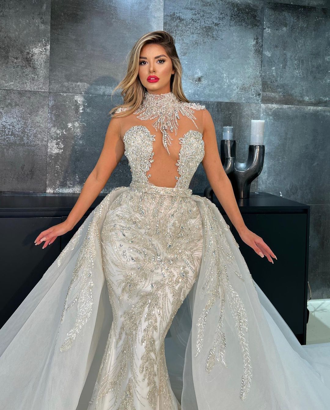 Luxurious Rhinestones Wedding Dresses Illusion Crystals Bridal Gown Custom Made Lace with Detachable Train Wedding Gowns