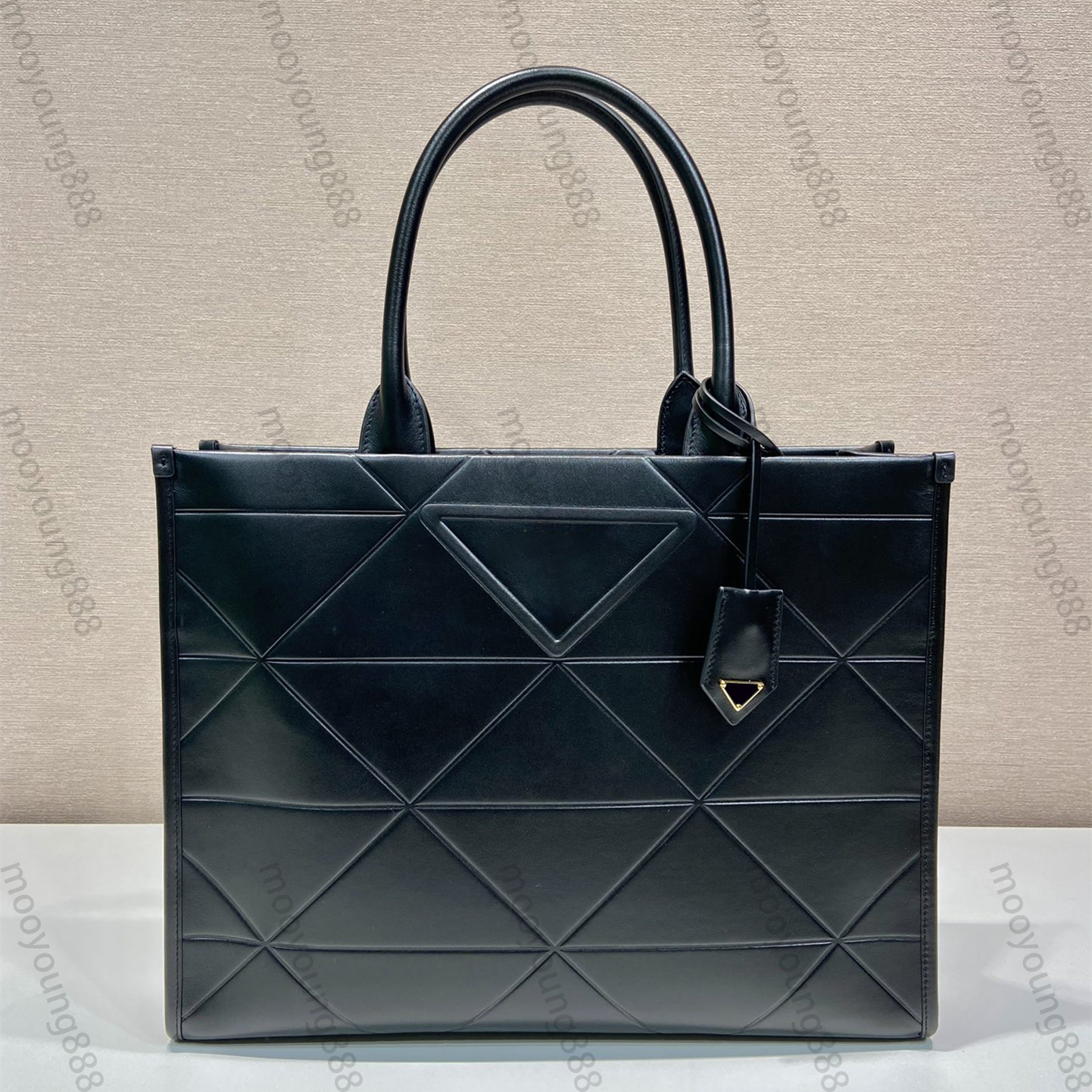 10A Mirror Quality Designer Large Symbole Tote Bag Womens Black Topstitched Shopping Bag Real Leather Handbag Triangle Purse Luxury Small Shoulder Bag With Strap, Black(small) 30cm
10A Mirror Quality Designer Large Symbole Tote Bag Womens Black Topstitched Shopping Bag Real Leather Handbag Triangle Purse Luxury Small Shoulder Bag With Strap, Black(small) 30cm