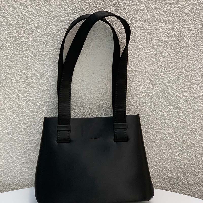 Luxurys tote bag women Chain Crossbody Bags Designers Shoulder Bags Messenger Bags Chain Plain Diagonally span the package Stylish black Simple and versatile, Black1
Luxurys tote bag women Chain Crossbody Bags Designers Shoulder Bags Messenger Bags Chain Plain Diagonally span the package Stylish black Simple and versatile, Black1