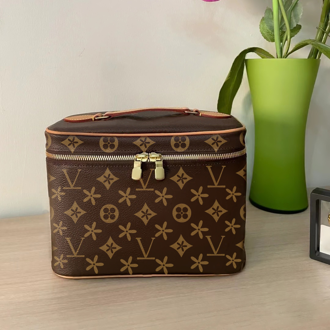 MM44935 3 size nice bb vanity bag luxury tote handbag Women designer Large capacity wash pouch make up bag man viutonity makeup Leather Shoulder classic cosmetic bags
MM44935 3 size nice bb vanity bag luxury tote handbag Women designer Large capacity wash pouch make up bag man viutonity makeup Leather Shoulder classic cosmetic bags
