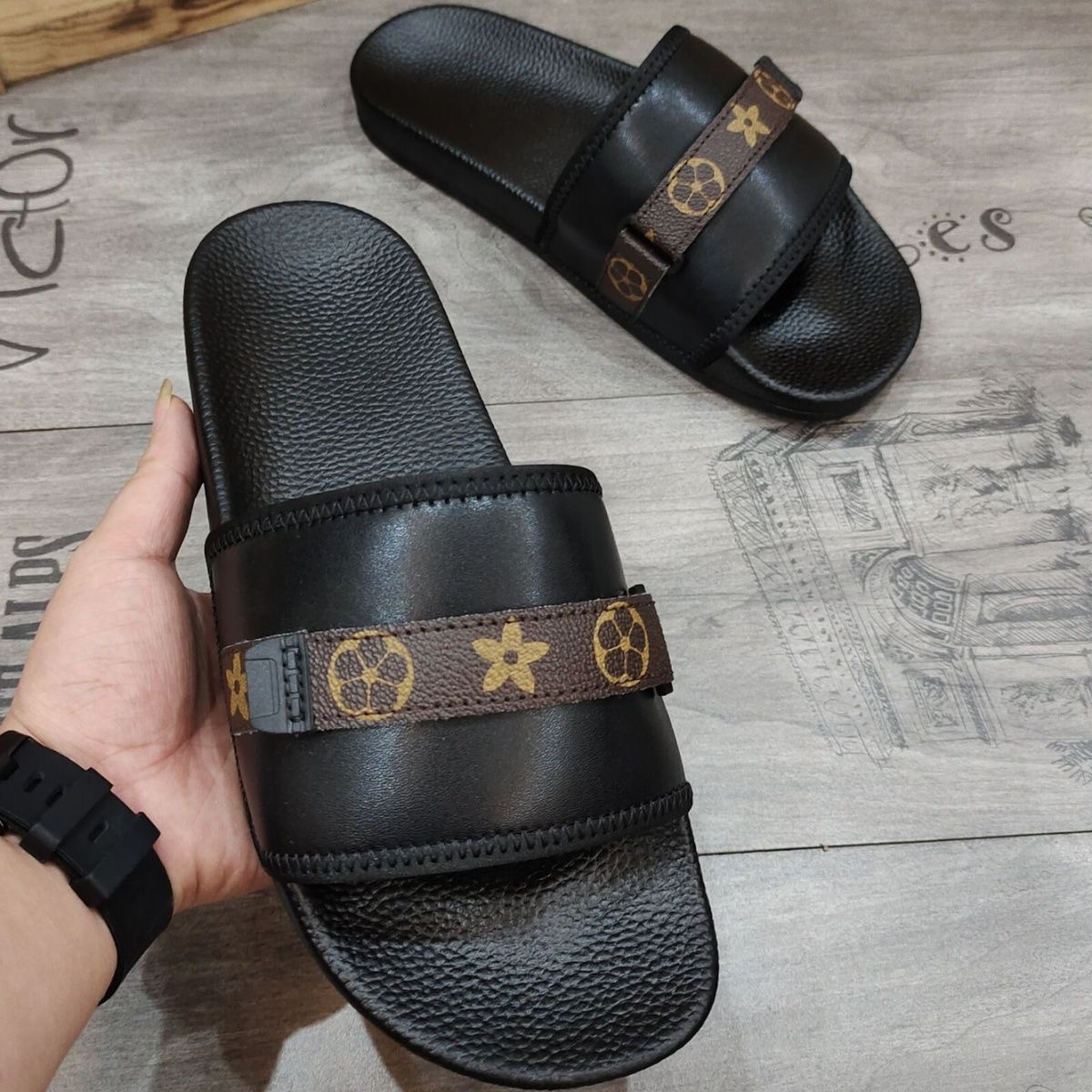 Summer Beach slippers designer shoes Bright women shoes beach Flip flops sexy Flat heel Lady slipper Soft cow Leather Hollow sandals
Summer Beach slippers designer shoes Bright women shoes beach Flip flops sexy Flat heel Lady slipper Soft cow Leather Hollow sandals