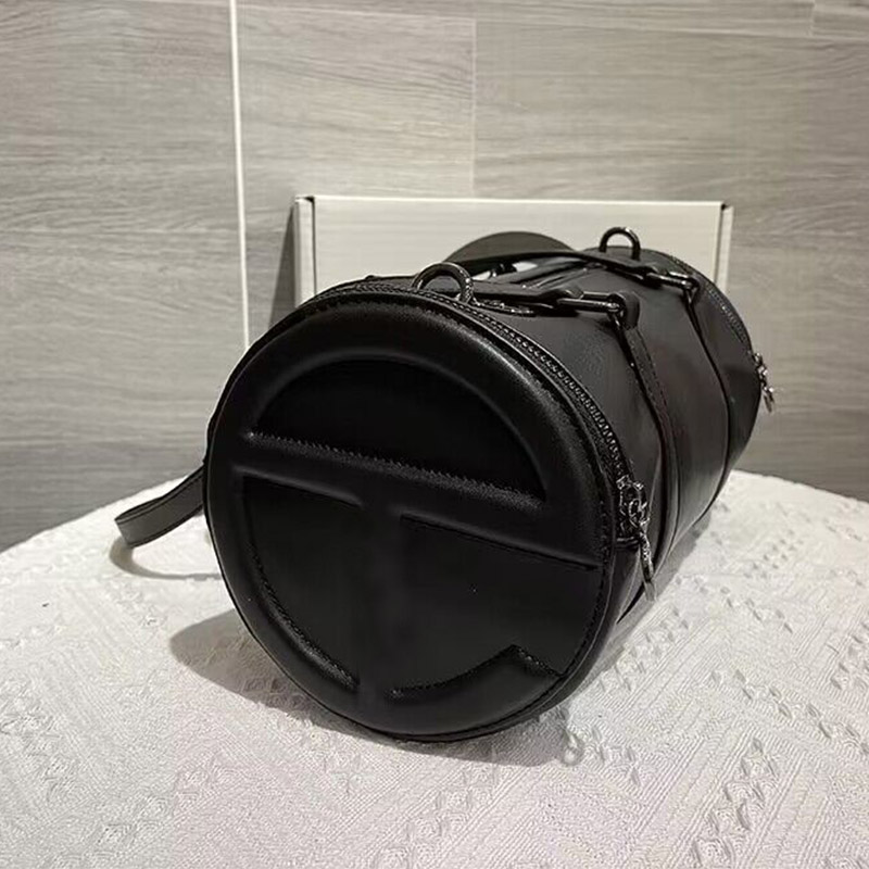 Designer Duffel Bag Men Large Tote Black Bag Gym Shoulder Bags Sport Travel Handbags Luggage Bag Fashion Purse T Totes Crossbody Cylindrical Package Duffel Bucket
Designer Duffel Bag Men Large Tote Black Bag Gym Shoulder Bags Sport Travel Handbags Luggage Bag Fashion Purse T Totes Crossbody Cylindrical Package Duffel Bucket