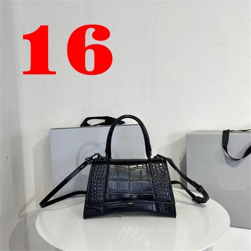 Fashion Handbags Women Totes Top quality Cross Body Half Moon Luxury Genuine Leather Classic Retro Purse wallets handle square designer bag, Silver
Fashion Handbags Women Totes Top quality Cross Body Half Moon Luxury Genuine Leather Classic Retro Purse wallets handle square designer bag, Silver