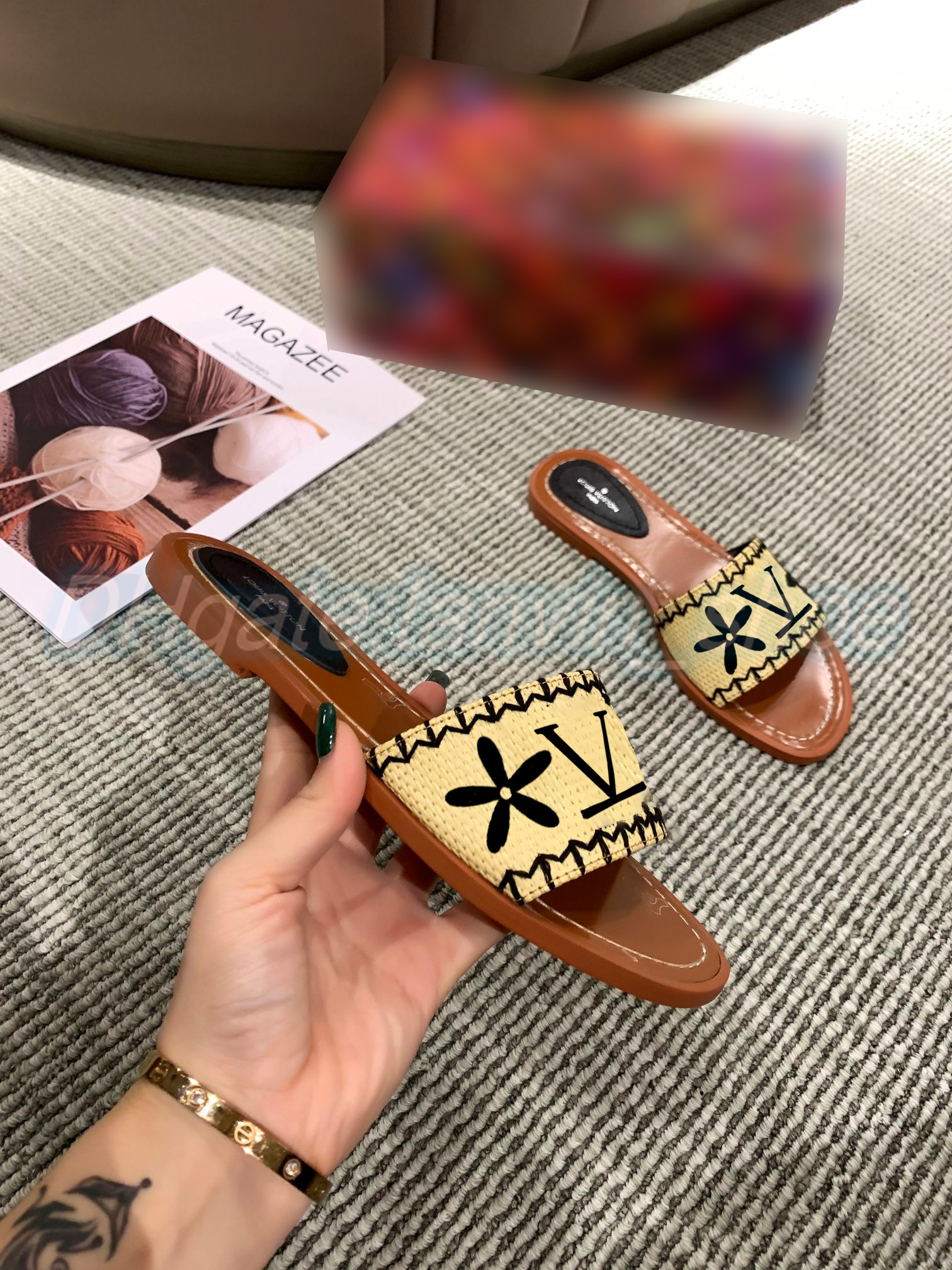 luxury shoe designer lock woman slipperit flat mule slide Perforated man canvas Leather outsole gold beach flat slides summer pool sandal, #3
luxury shoe designer lock woman slipperit flat mule slide Perforated man canvas Leather outsole gold beach flat slides summer pool sandal, #3
