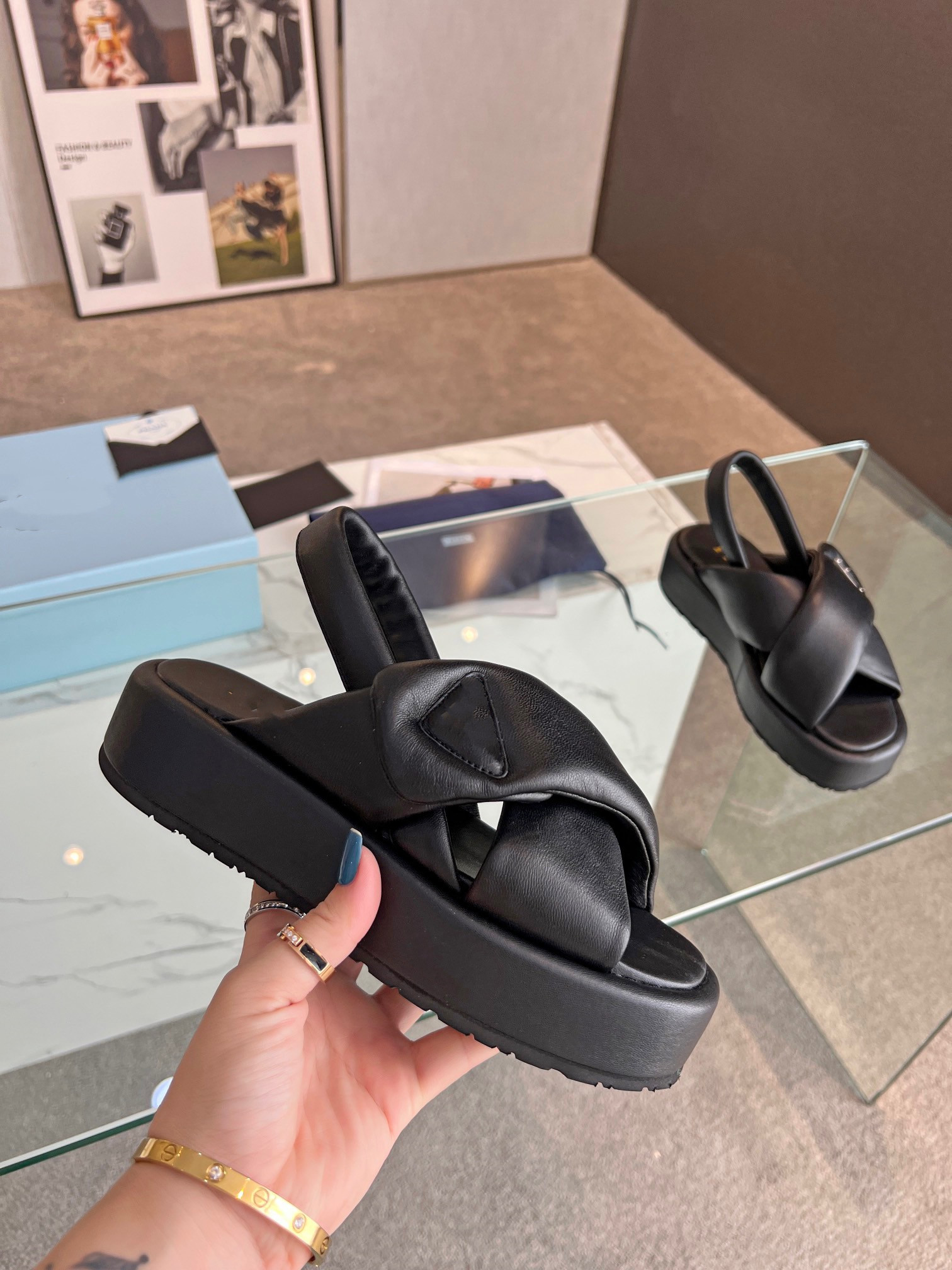 New designer Sandals Bread High Heel Slippers Women's flat head open toe temperament fashion single shoe leather flip flops 35-41, Beige sandals
New designer Sandals Bread High Heel Slippers Women's flat head open toe temperament fashion single shoe leather flip flops 35-41, Beige sandals