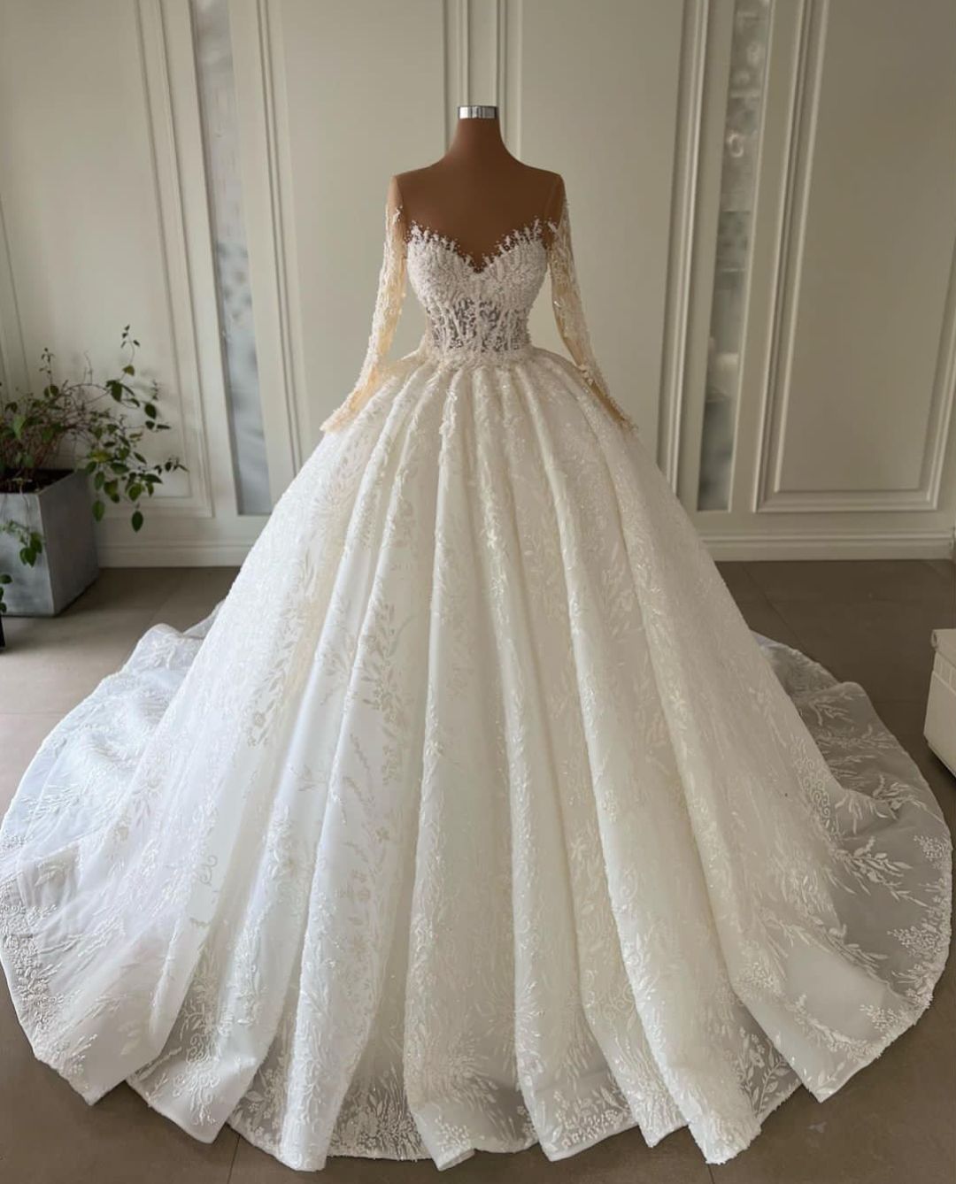 Elegant Ball Gown Wedding Dresses Long Sleeves V Neck Sequins Appliques Ruffles 3D Lace Flower Bridal Gowns Lace-up Formal Dress Plus Size Custom Made