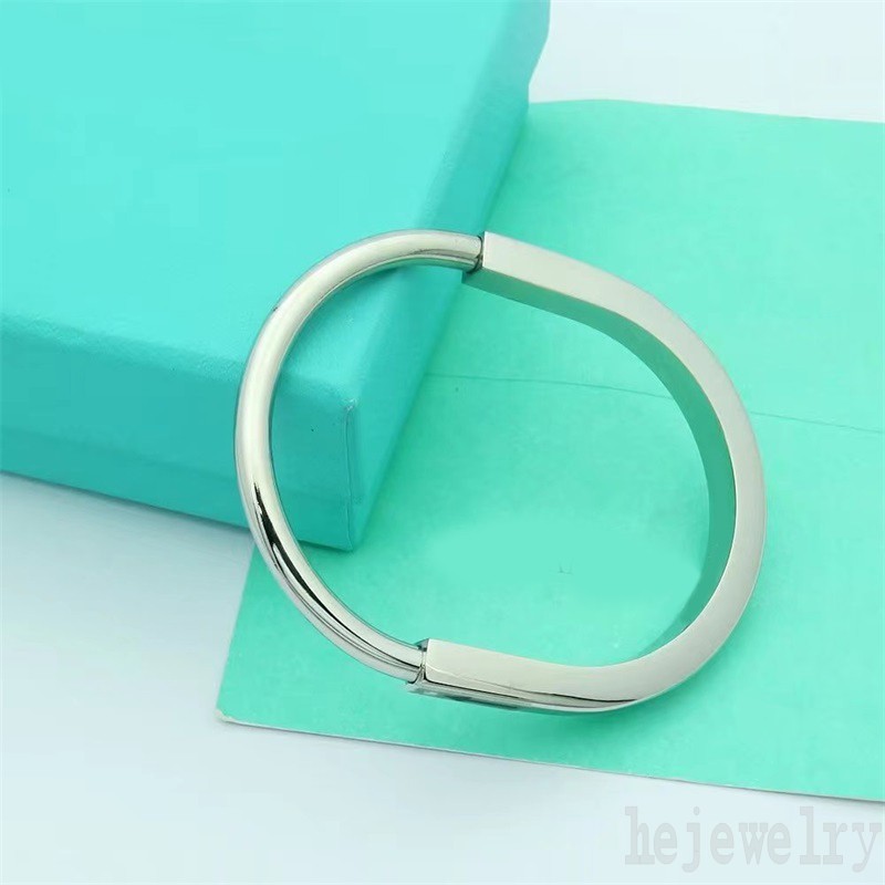 Alloy lock classic iced out mens bracelet diamonds decoration solid color bangle homme delicate jewelry woman cjeweler plated gold bracelets fashion ZB061 H1
Alloy lock classic iced out mens bracelet diamonds decoration solid color bangle homme delicate jewelry woman cjeweler plated gold bracelets fashion ZB061 H1