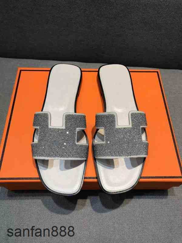Original Designer Hemres Slippers Women H Slipper Latest Leather Flip Flops Ladies Flat Slides Summer Beach Sandals Fashion Scuffs AA2K With logo 51VB
Original Designer Hemres Slippers Women H Slipper Latest Leather Flip Flops Ladies Flat Slides Summer Beach Sandals Fashion Scuffs AA2K With logo 51VB