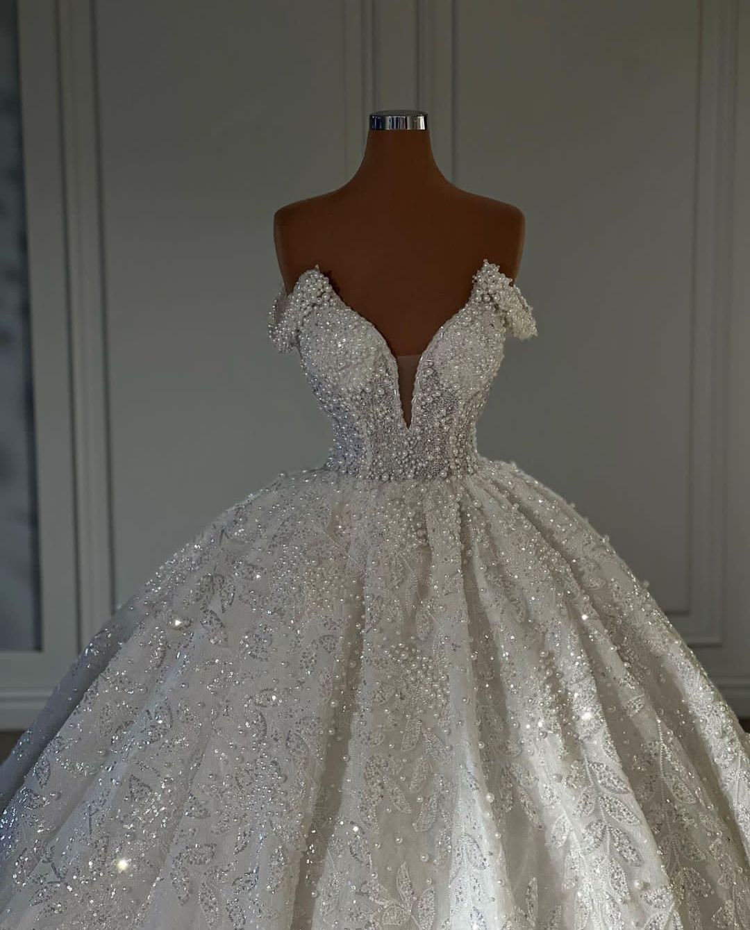 Sparkly Ball Gown Wedding Dresses Sleeveless V Neck Off Shoulder Sequins Appliques Ruffles Pearls Bridal Gowns Formal Dress Plus Size Custom Made Vest