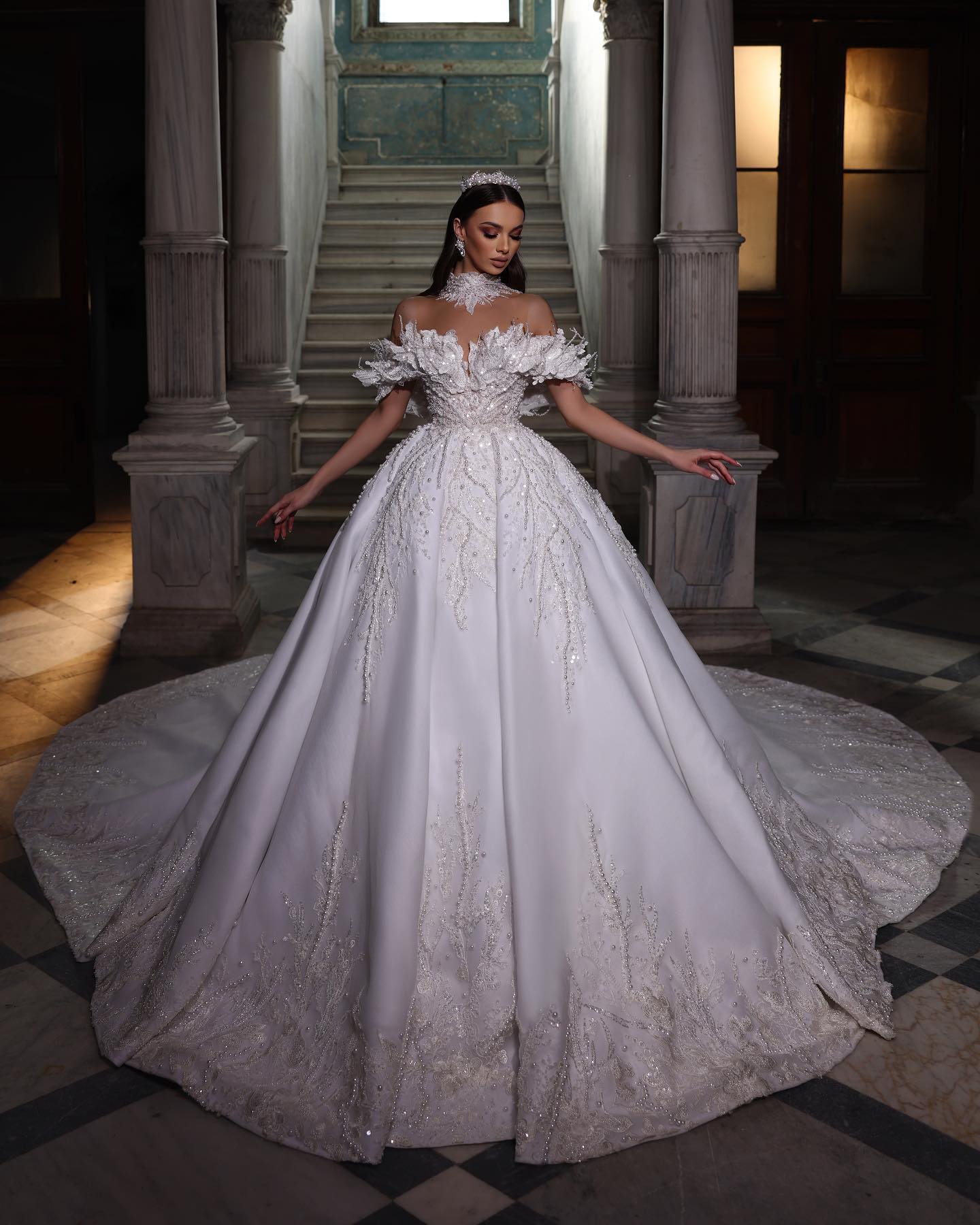 Luxurious Arabic Wedding Gowns High Neck Beading Pearls Princess Sparkly Sequins Bridal Gowns Robe De Marriage