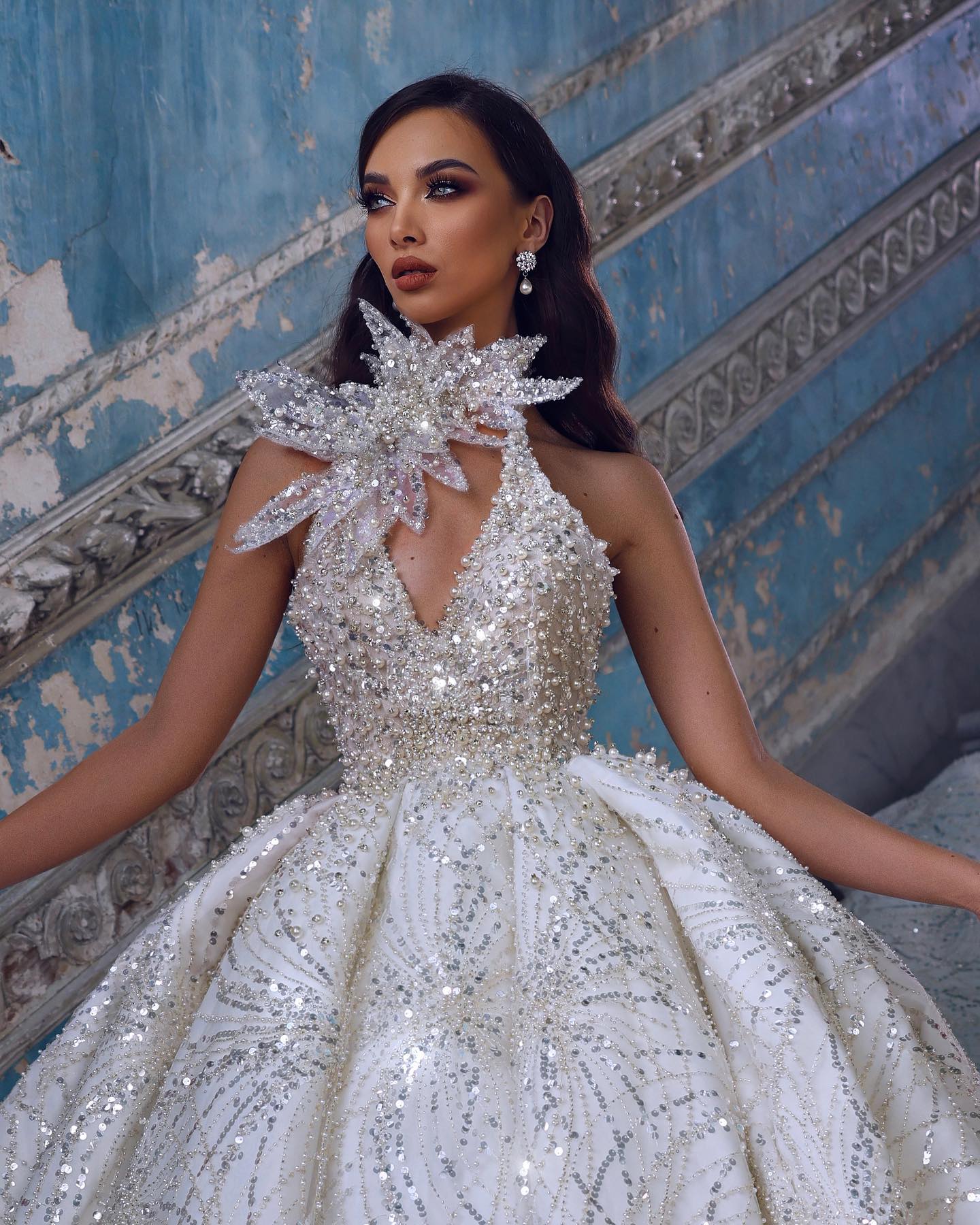 Luxurious Arabic Wedding Gowns V Neck Flower Beading Crystal Princess Sparkly Sequins Bridal Gowns Robe De Marriage