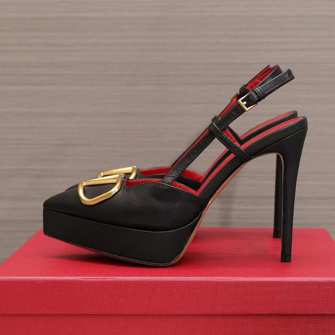 Designer Dress Shoes Satin Women Sandals Platform High Heels Fashion Pointed Party Rhinestone Metal Button Decoration 15CM Sexy Banquet Shoe
Designer Dress Shoes Satin Women Sandals Platform High Heels Fashion Pointed Party Rhinestone Metal Button Decoration 15CM Sexy Banquet Shoe