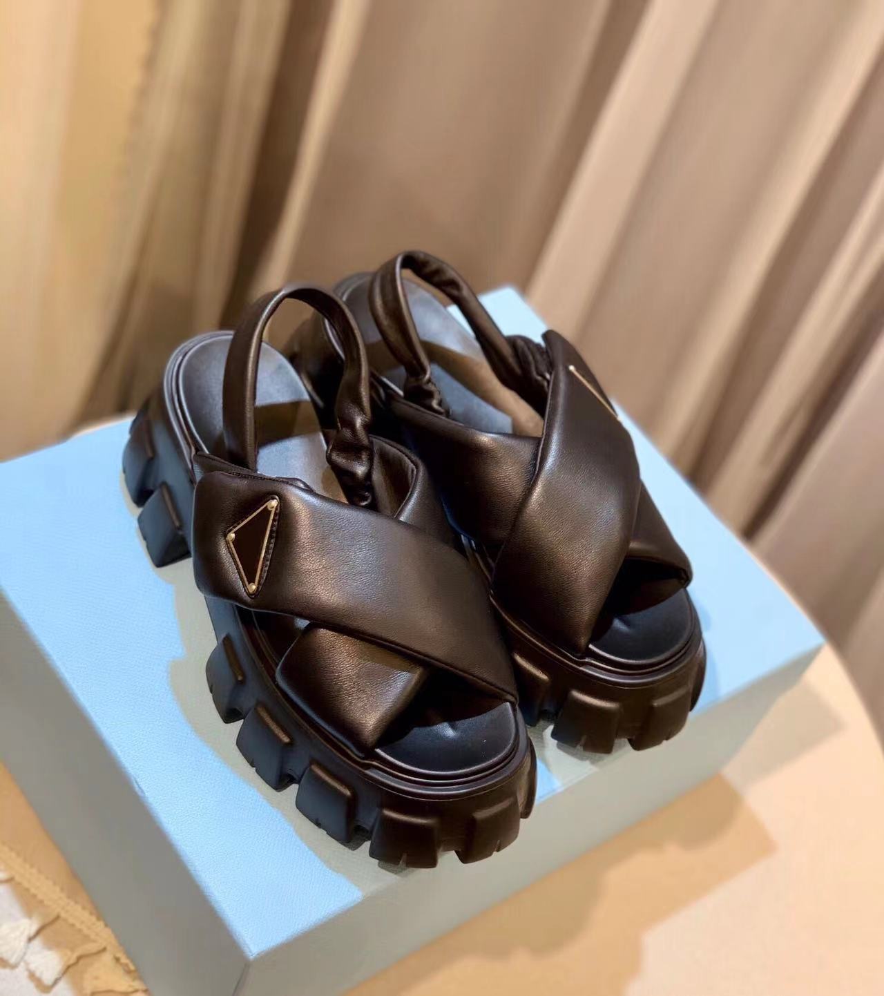Women Platform Sandals Designer Summer Monolith Mules With Metal Triangle Mark Black White Comfort Slides Slippers, White-slippers
Women Platform Sandals Designer Summer Monolith Mules With Metal Triangle Mark Black White Comfort Slides Slippers, White-slippers