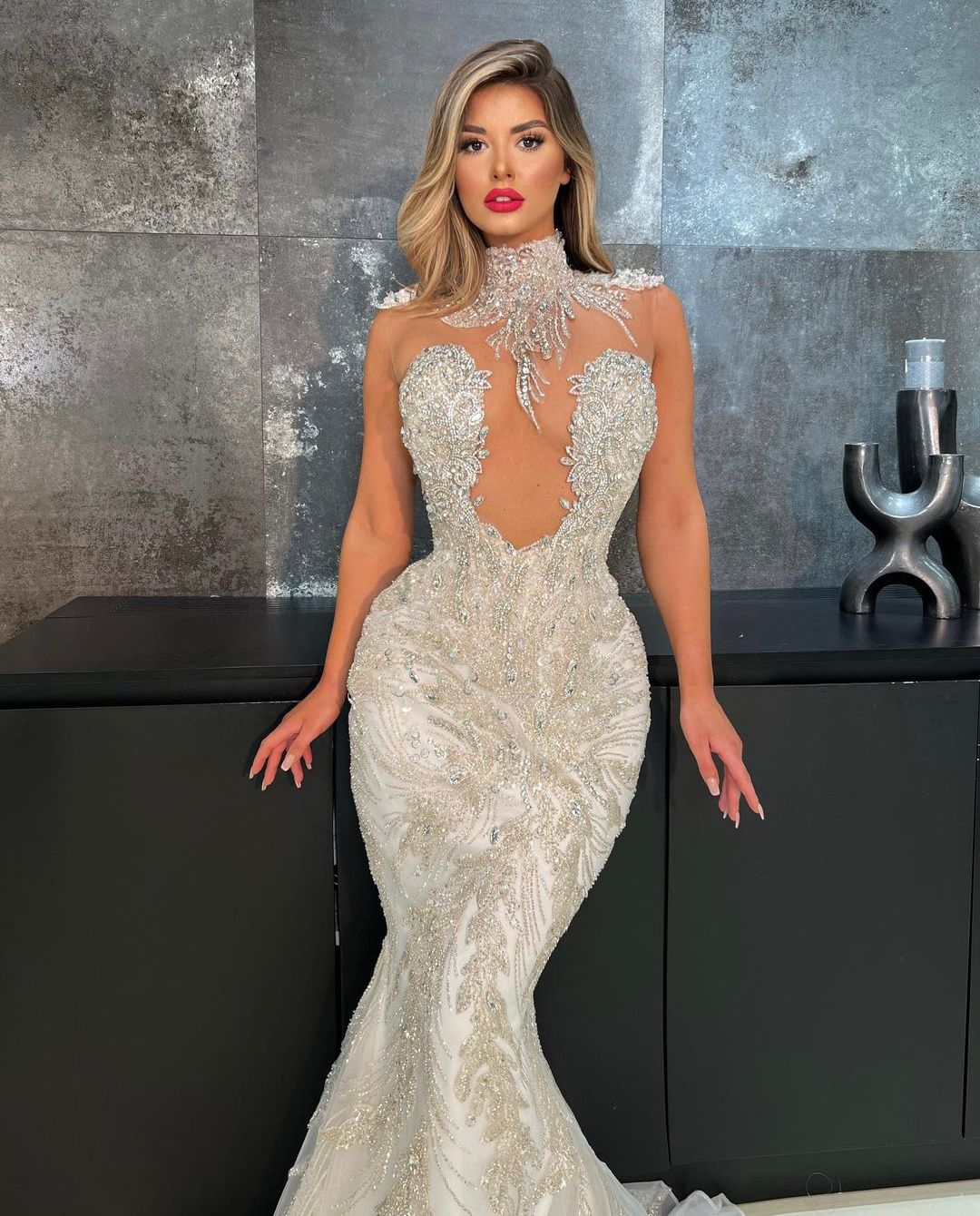 Luxurious Rhinestones Wedding Dresses Illusion Crystals Bridal Gown Custom Made Lace with Detachable Train Wedding Gowns