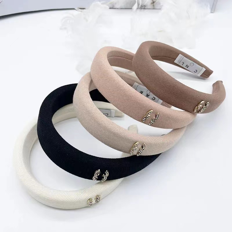 Luxury Designer Headbands Women Solid Color Brand Print Sponge fabric Hairband Fashion Womens Winter Sport Wide Edge Turban Headwraps for Hat Accessories Gifts
Luxury Designer Headbands Women Solid Color Brand Print Sponge fabric Hairband Fashion Womens Winter Sport Wide Edge Turban Headwraps for Hat Accessories Gifts