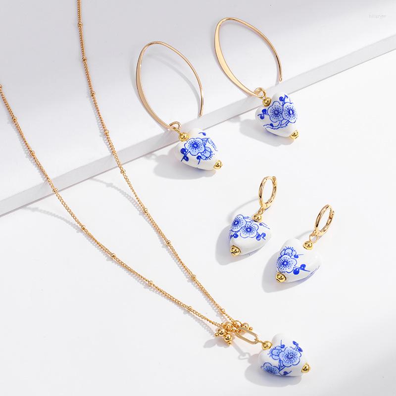 Pendant Necklaces Vintage Peach Heart Natural Pure Blue And White Porcelain Pearl Necklace Copper Gold Plated Party Clavicle Chain Women
Pendant Necklaces Vintage Peach Heart Natural Pure Blue And White Porcelain Pearl Necklace Copper Gold Plated Party Clavicle Chain Women