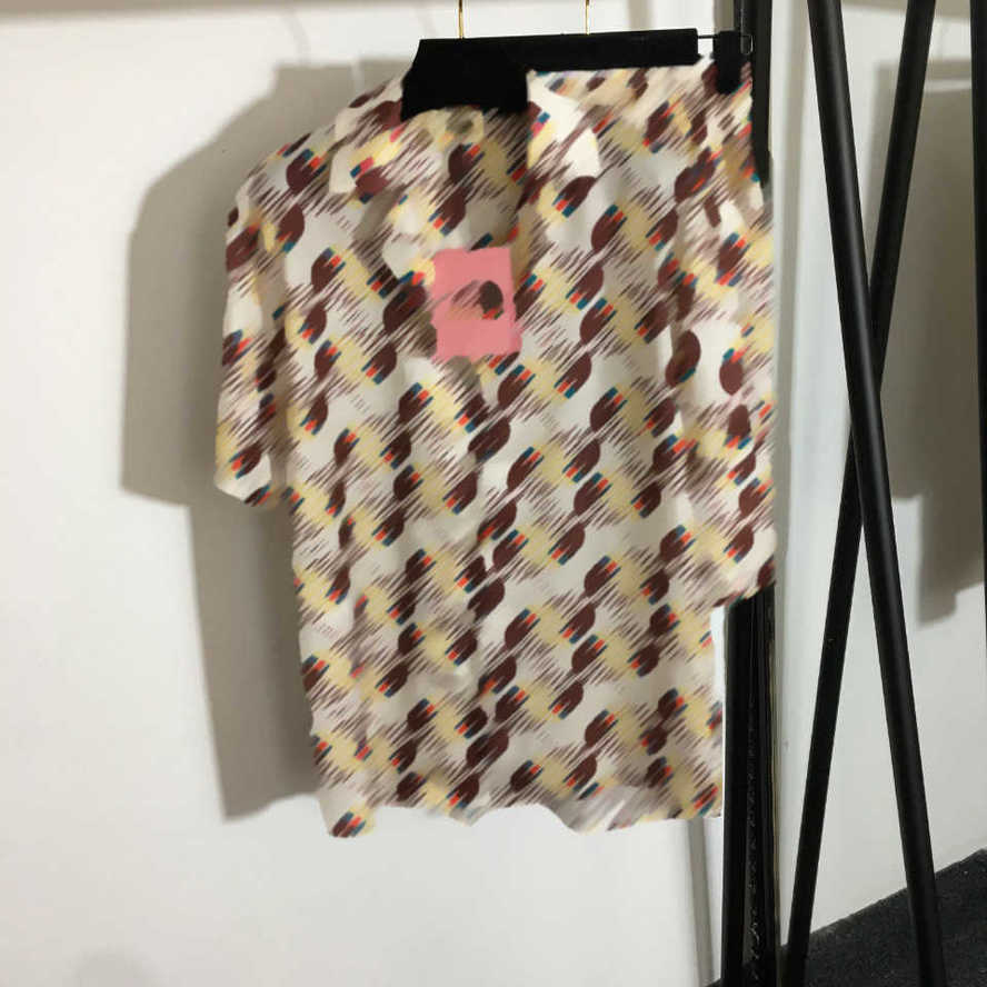 23ss designer brand women shirt shorts set Co-branded new suit Full monogram print short sleeve shirt elastic waist casual shorts High quality womens clothing
23ss designer brand women shirt shorts set Co-branded new suit Full monogram print short sleeve shirt elastic waist casual shorts High quality womens clothing