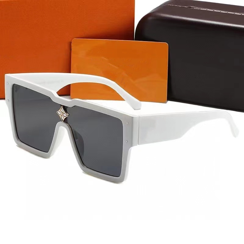Fashion Designer Sunglasses For Men Women Classic Square Large Frame 63MM Vintage Eyeglasses Beach Outdoor Shades Travelling Sun Glasses 6 colors optional 032401
Fashion Designer Sunglasses For Men Women Classic Square Large Frame 63MM Vintage Eyeglasses Beach Outdoor Shades Travelling Sun Glasses 6 colors optional 032401
