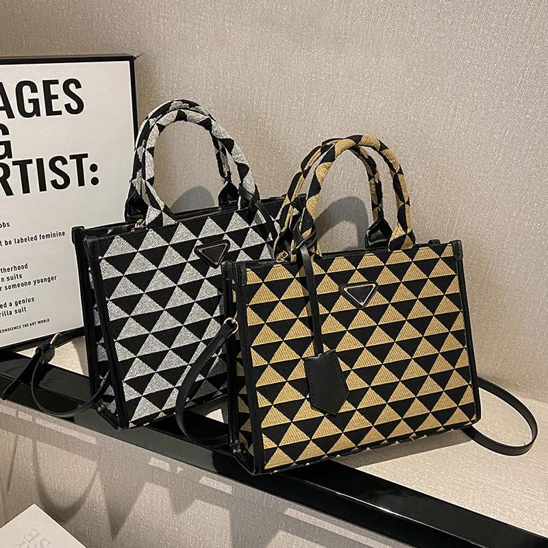 Crossbody bag Womens bag Designer leather cross-body bag Leather material and alligator skin embossed double-sided handbag Fashion versatile piece
Crossbody bag Womens bag Designer leather cross-body bag Leather material and alligator skin embossed double-sided handbag Fashion versatile piece