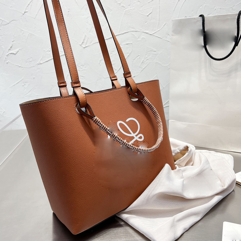 Totes Bag Women Shoulder Bags Designer Handbags Purse Anagram Embossed Leather Shopping Totes Large Capacity Cowhide Purse
Totes Bag Women Shoulder Bags Designer Handbags Purse Anagram Embossed Leather Shopping Totes Large Capacity Cowhide Purse
