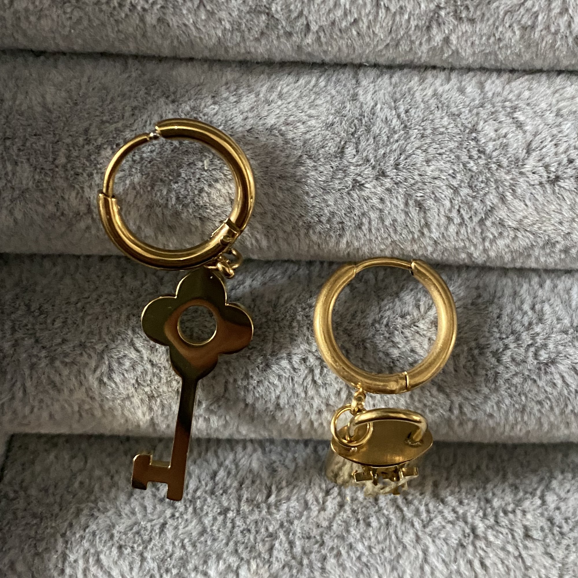 Easy chic design small lock hoop stud 316L Stainless Steel 18k yellow Gold women letter logo engrave dangle earrings girls wedding jewelry
Easy chic design small lock hoop stud 316L Stainless Steel 18k yellow Gold women letter logo engrave dangle earrings girls wedding jewelry