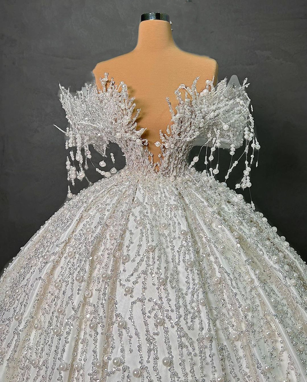 Luxury Ball Gown Wedding Dresses Sleeveless V Neck Off Shoulder Sequins Appliques Ruffles Pearls Bridal Gowns Formal Dress Plus Size Custom Made Vesti