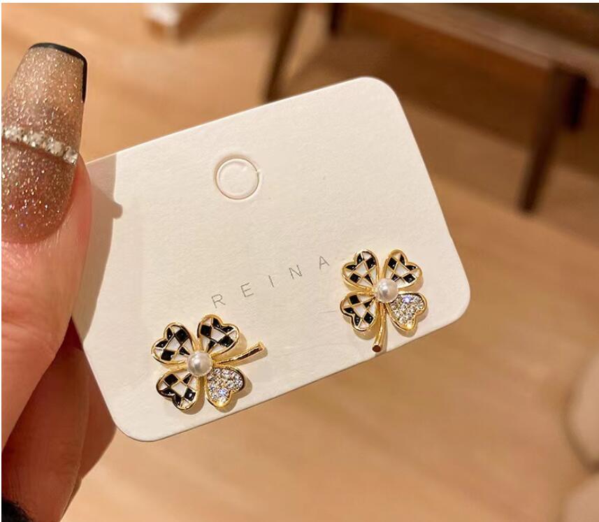 New Popular Earrings Classic Style Four-Leaf Clover Stud Earrings Beautiful Earrings Women Wedding Jewelry Earrings High Quality Gift