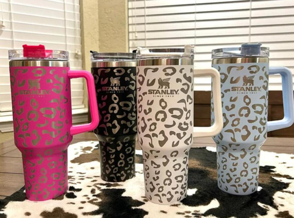 New with LOGO STOCK StanIey Quencher 40oz Tumbler Leopard Print Stainless Steel Handle Lid Straw Big Capacity Beer Mug Water Bottle Cup E0322469, Metal straws
New with LOGO STOCK StanIey Quencher 40oz Tumbler Leopard Print Stainless Steel Handle Lid Straw Big Capacity Beer Mug Water Bottle Cup E0322469, Metal straws
