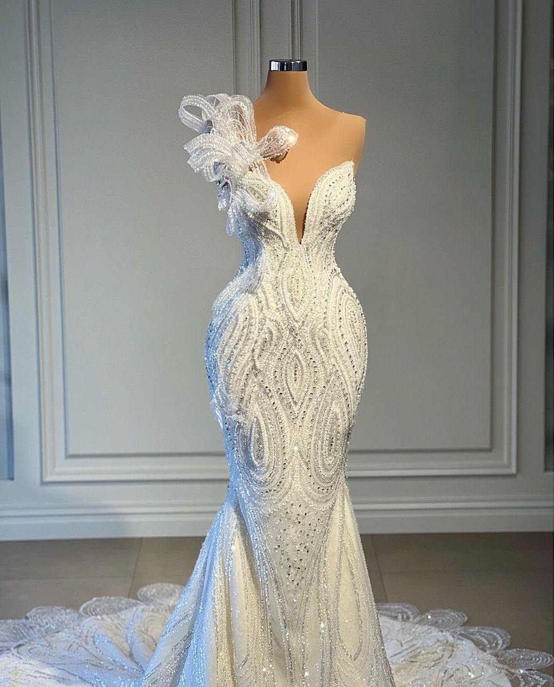 Elegant Mermaid Wedding Dresses Sleeveless V Neck Appliques Sparkly Sequins Beaded3D Lace Ruffles Diamonds Floor Length Bridal Gowns Custom Made abiti