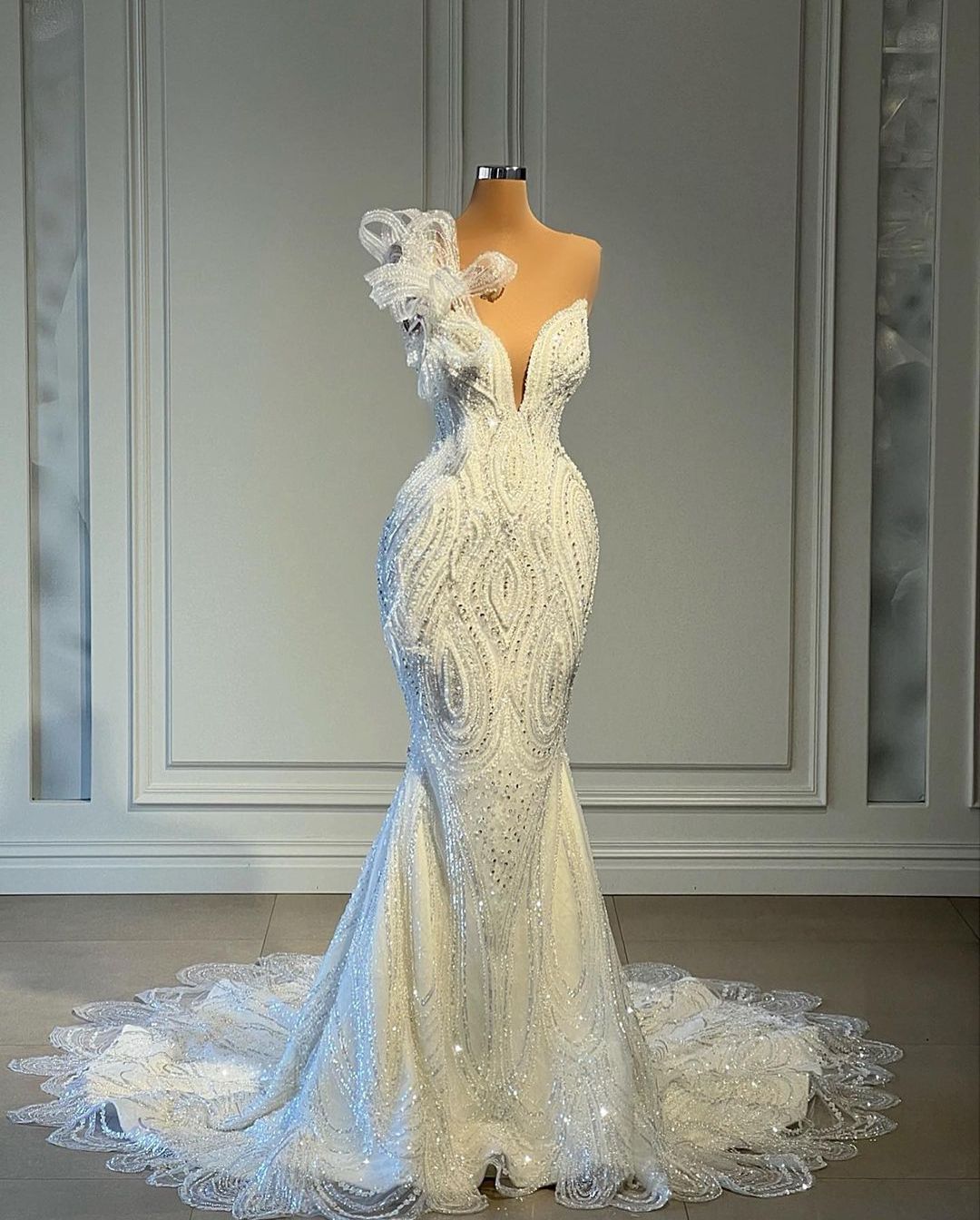 Elegant Mermaid Wedding Dresses Sleeveless V Neck Appliques Sparkly Sequins Beaded3D Lace Ruffles Diamonds Floor Length Bridal Gowns Custom Made abiti