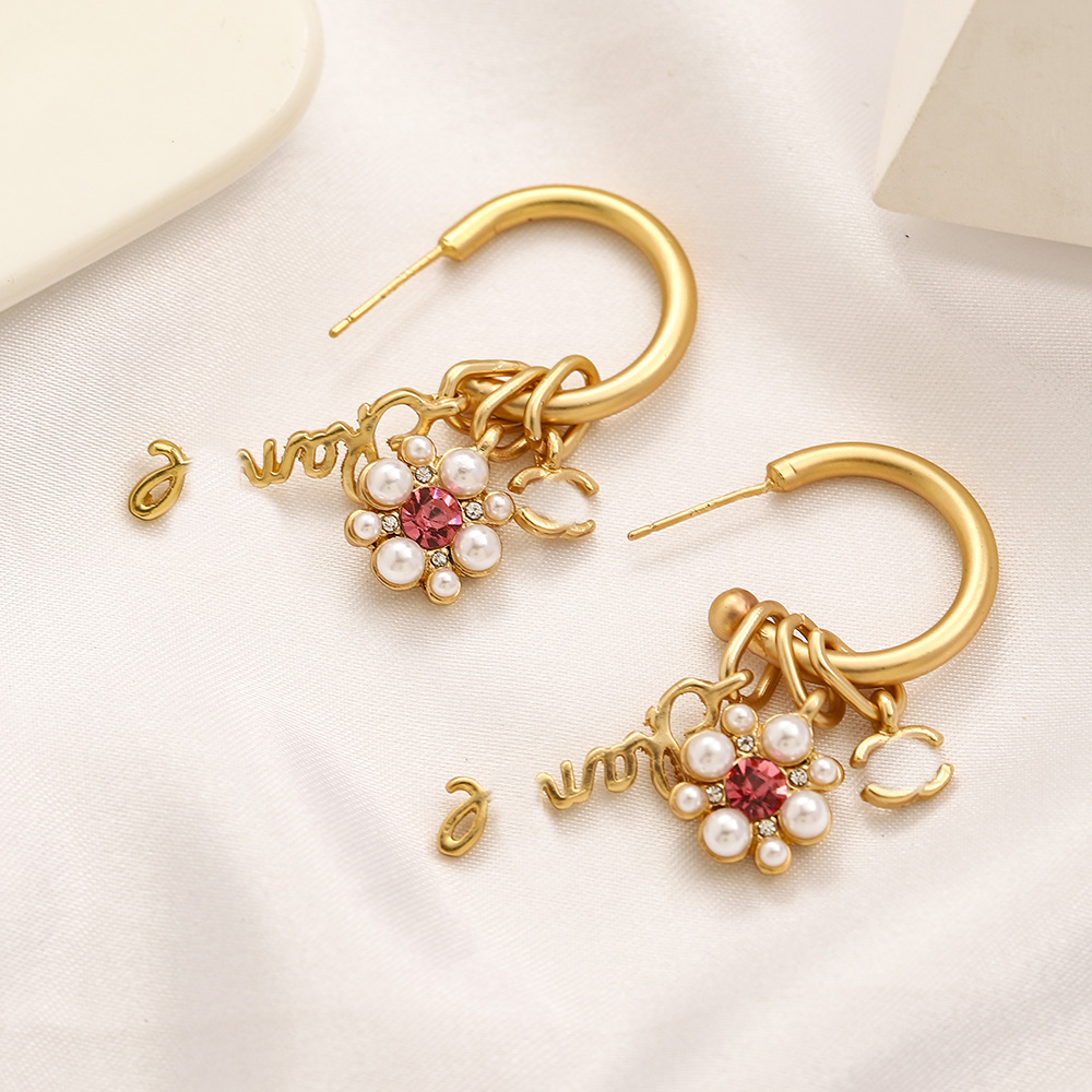 Designer Earrings Ear Stud Designers Brand 18K Matte Gold Plated Double Letters Fashion Women Temperament Earring Wedding Jewerlry Classic Style
Designer Earrings Ear Stud Designers Brand 18K Matte Gold Plated Double Letters Fashion Women Temperament Earring Wedding Jewerlry Classic Style