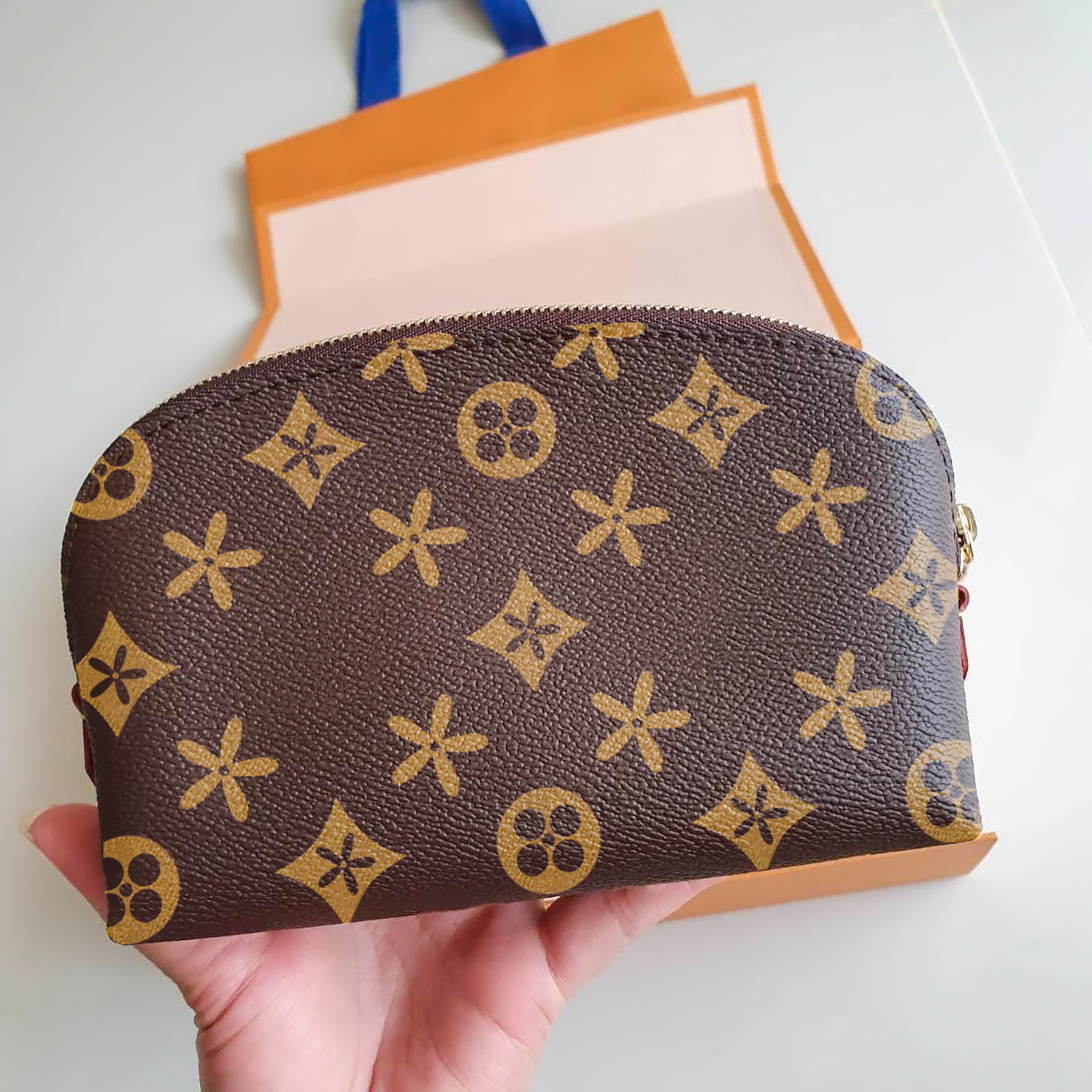 M47515 Cosmetic make up bag Luxurys Leather flower toiletry travel wash pouch makeup Shoulder Bags Totes Clutch Cross Body handbags Designer womens mens hand bags, Damire azur
M47515 Cosmetic make up bag Luxurys Leather flower toiletry travel wash pouch makeup Shoulder Bags Totes Clutch Cross Body handbags Designer womens mens hand bags, Damire azur